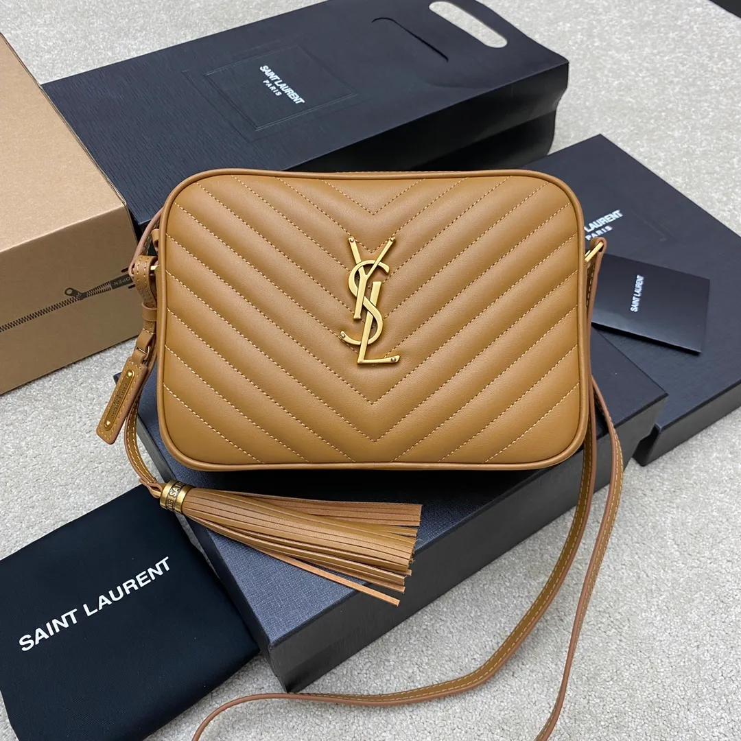 Caramel color plain leather/gold 🌈The popular Y family LOU BAG camera bag is super lightweight and has an amazing capacity 👍Original ZP leather‼ ️Delicate and high-end, the leather feels super good👍The simple bag body is embellished with Y’s classic logo, the shoulder straps can be adjusted, and the tassel pendant can be removed, making it lightweight and versatile! 20220680 Model: 505730 [original leather] Size: 23*16*6cm
