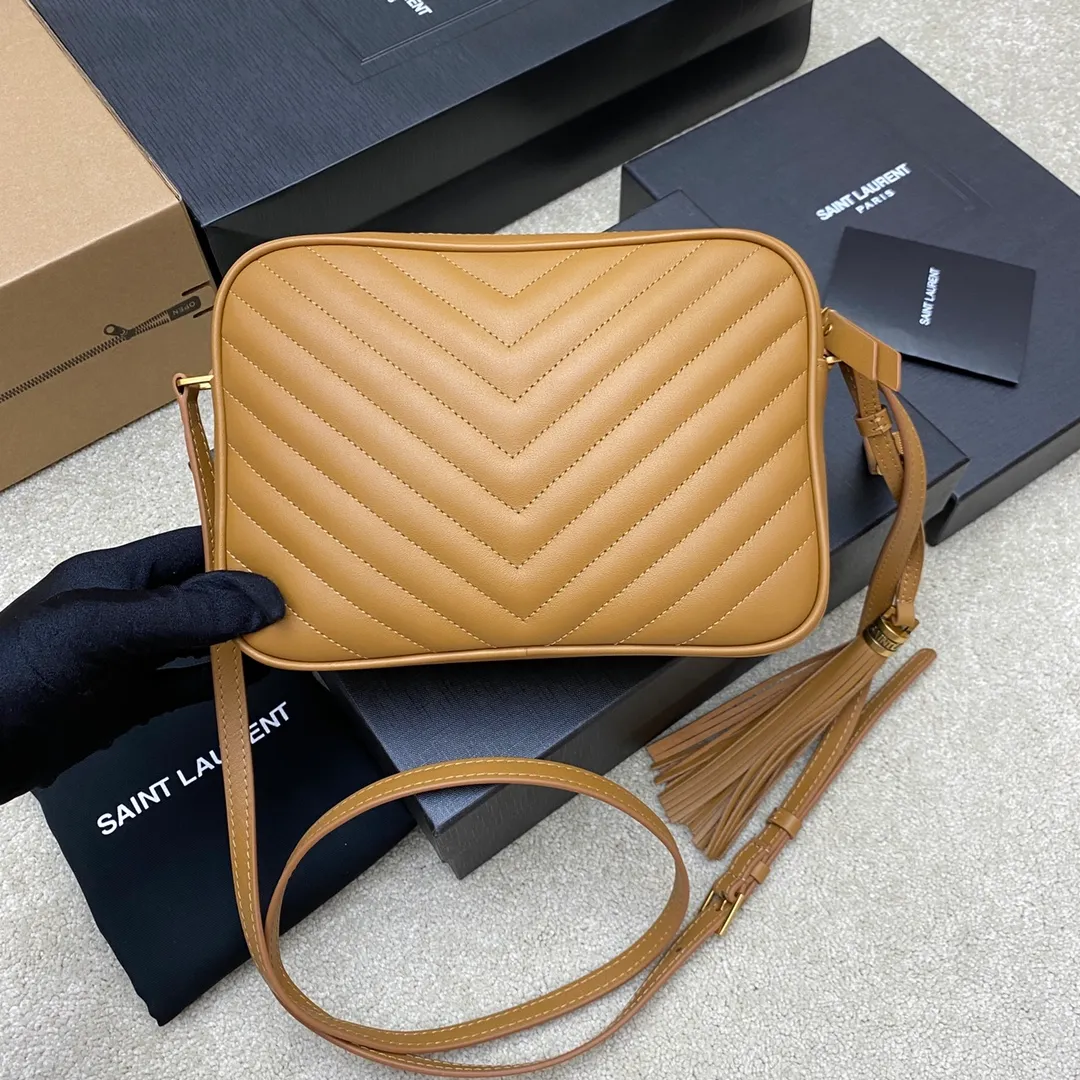 Caramel color plain leather/gold 🌈The popular Y family LOU BAG camera bag is super lightweight and has an amazing capacity 👍Original ZP leather‼ ️Delicate and high-end, the leather feels super good👍The simple bag body is embellished with Y’s classic logo, the shoulder straps can be adjusted, and the tassel pendant can be removed, making it lightweight and versatile! 20220680 Model: 505730 [original leather] Size: 23*16*6cm