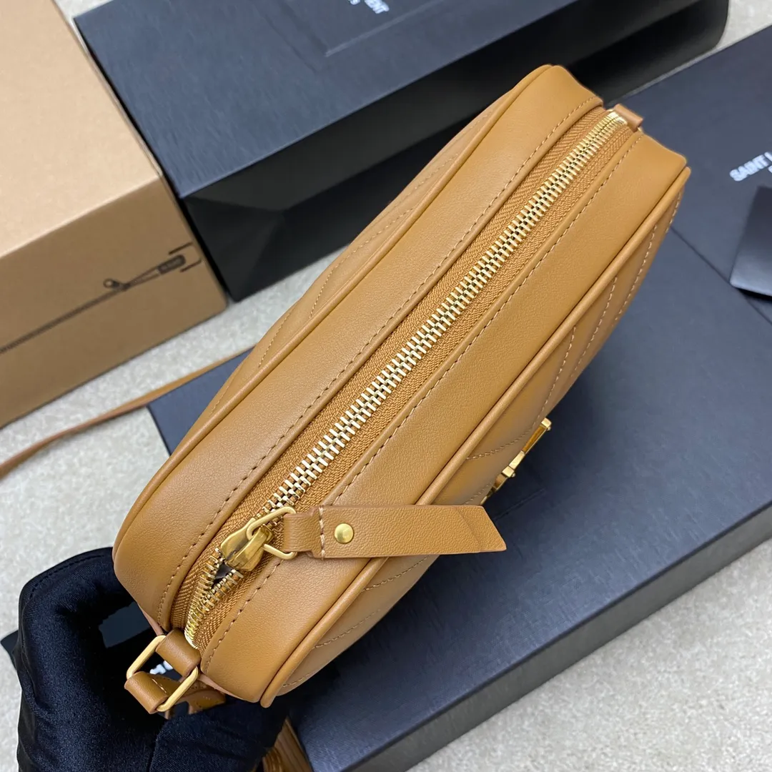 Caramel color plain leather/gold 🌈The popular Y family LOU BAG camera bag is super lightweight and has an amazing capacity 👍Original ZP leather‼ ️Delicate and high-end, the leather feels super good👍The simple bag body is embellished with Y’s classic logo, the shoulder straps can be adjusted, and the tassel pendant can be removed, making it lightweight and versatile! 20220680 Model: 505730 [original leather] Size: 23*16*6cm