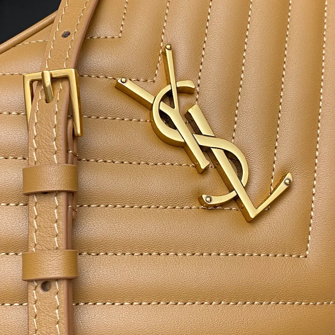Caramel color plain leather/gold 🌈The popular Y family LOU BAG camera bag is super lightweight and has an amazing capacity 👍Original ZP leather‼ ️Delicate and high-end, the leather feels super good👍The simple bag body is embellished with Y’s classic logo, the shoulder straps can be adjusted, and the tassel pendant can be removed, making it lightweight and versatile! 20220680 Model: 505730 [original leather] Size: 23*16*6cm