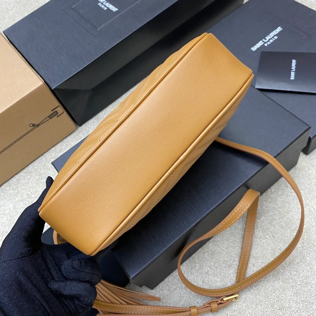 Caramel color plain leather/gold 🌈The popular Y family LOU BAG camera bag is super lightweight and has an amazing capacity 👍Original ZP leather‼ ️Delicate and high-end, the leather feels super good👍The simple bag body is embellished with Y’s classic logo, the shoulder straps can be adjusted, and the tassel pendant can be removed, making it lightweight and versatile! 20220680 Model: 505730 [original leather] Size: 23*16*6cm