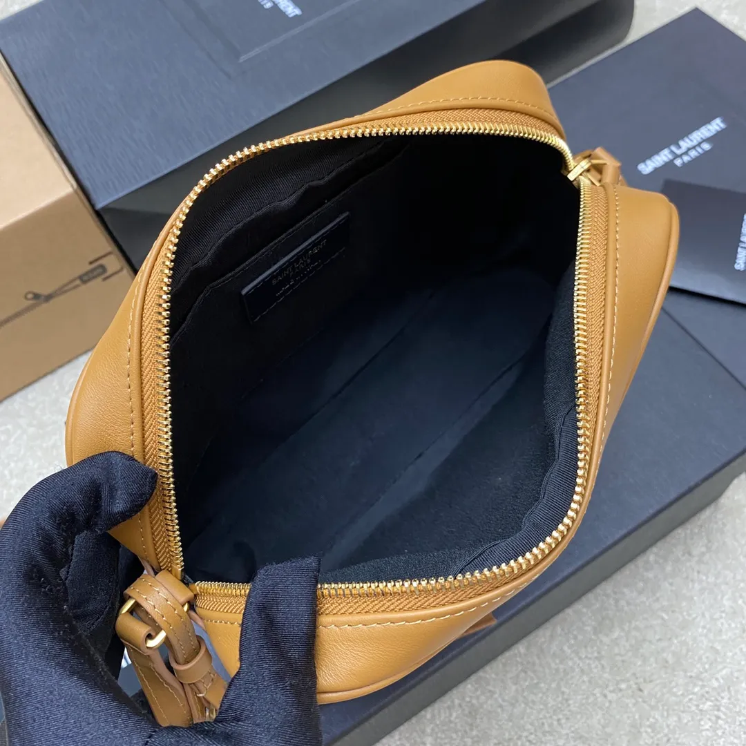 Caramel color plain leather/gold 🌈The popular Y family LOU BAG camera bag is super lightweight and has an amazing capacity 👍Original ZP leather‼ ️Delicate and high-end, the leather feels super good👍The simple bag body is embellished with Y’s classic logo, the shoulder straps can be adjusted, and the tassel pendant can be removed, making it lightweight and versatile! 20220680 Model: 505730 [original leather] Size: 23*16*6cm