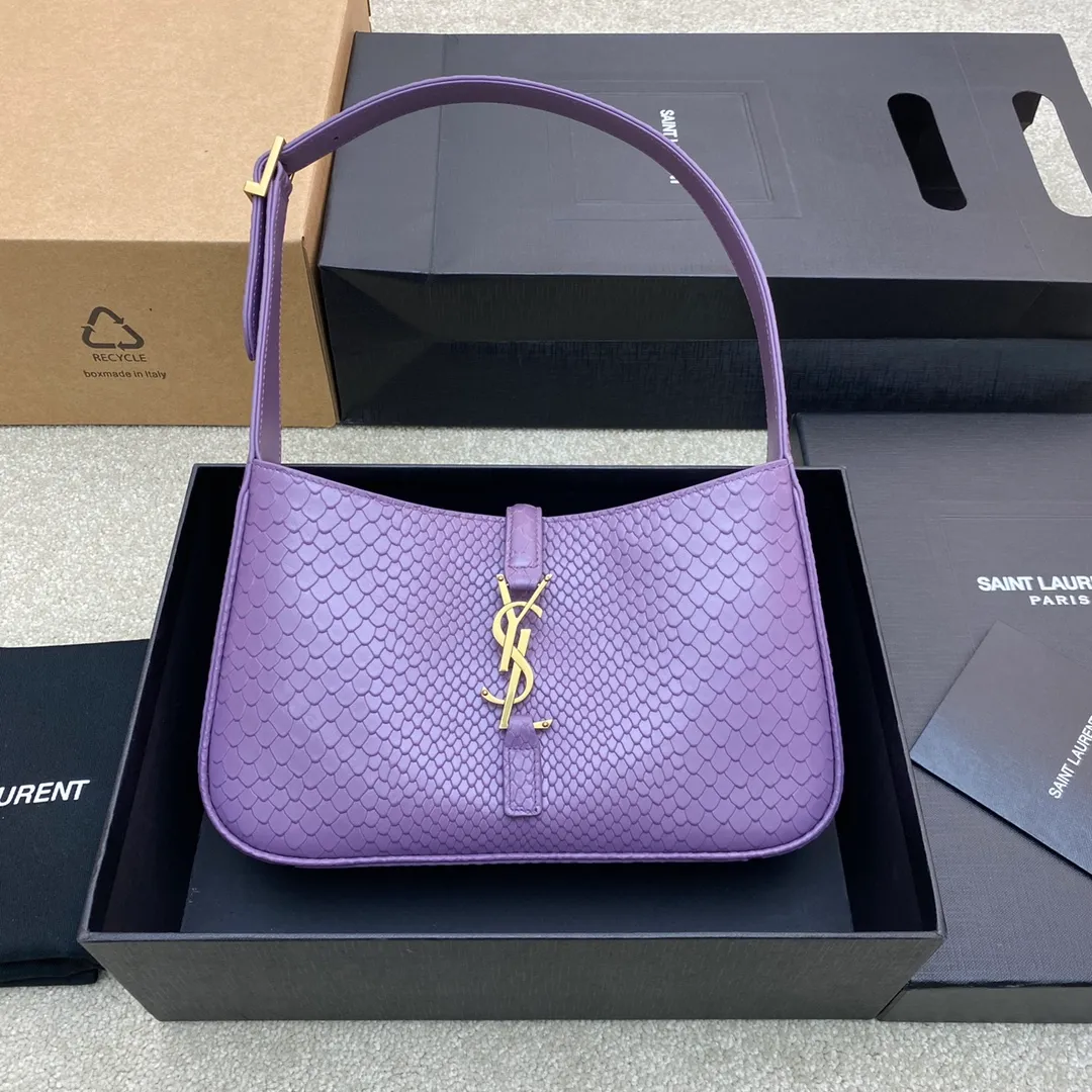 💰1360 purple snake pattern/gold 🌈𝑳𝑬 5 𝐀̀ 7 new snake pattern, Y family’s armpit bag that is extremely popular this year. The outline of the bag itself is simple and three-dimensional, and it looks stiff but not too sharp. Paired with the brand's iconic plug-in buckle, the overall look gives a unique and elegant look that is both classic and elegant, yet also fashionable and modern! 20230680 Model: 657228 [original leather] Size: 24.5x16x6cm