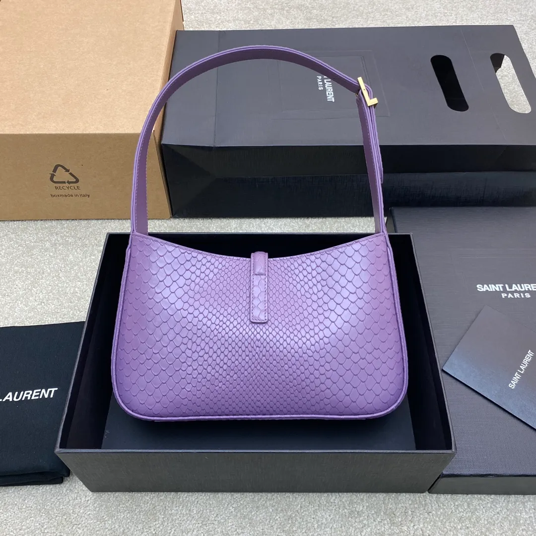 💰1360 purple snake pattern/gold 🌈𝑳𝑬 5 𝐀̀ 7 new snake pattern, Y family’s armpit bag that is extremely popular this year. The outline of the bag itself is simple and three-dimensional, and it looks stiff but not too sharp. Paired with the brand's iconic plug-in buckle, the overall look gives a unique and elegant look that is both classic and elegant, yet also fashionable and modern! 20230680 Model: 657228 [original leather] Size: 24.5x16x6cm