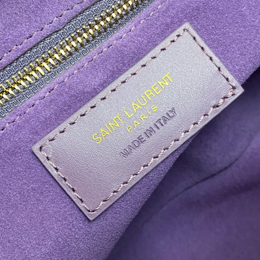 💰1360 purple snake pattern/gold 🌈𝑳𝑬 5 𝐀̀ 7 new snake pattern, Y family’s armpit bag that is extremely popular this year. The outline of the bag itself is simple and three-dimensional, and it looks stiff but not too sharp. Paired with the brand's iconic plug-in buckle, the overall look gives a unique and elegant look that is both classic and elegant, yet also fashionable and modern! 20230680 Model: 657228 [original leather] Size: 24.5x16x6cm