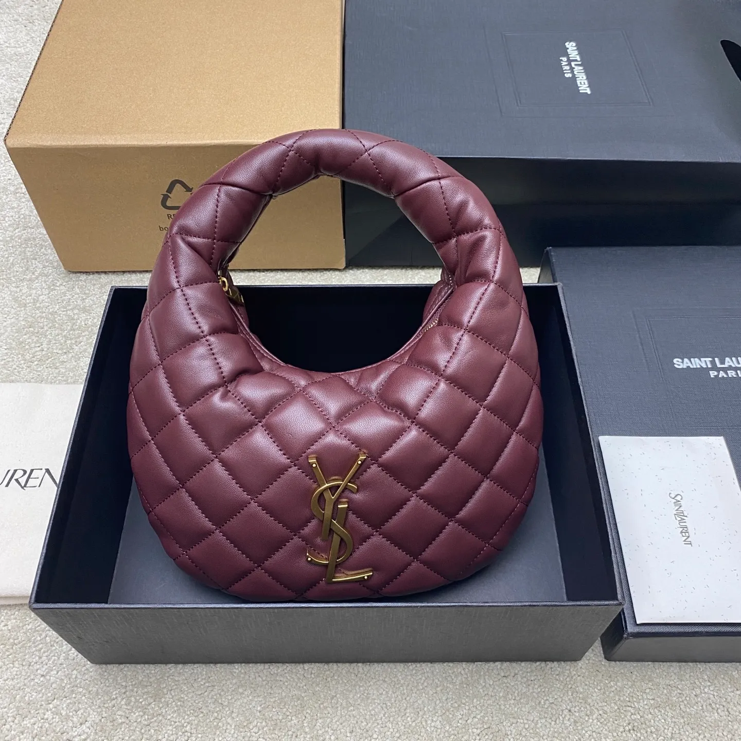 Maroon Sheepskin/Gold 🌈ICARE baby Napa Sheepskin Handbag The much-anticipated croissant-shaped bag 🥐 makes its debut, embellished with the iconic metal logo, perfectly combining retro and modern feel, making it one of the most anticipated It Bags this season. Whether it's for daily outings or night parties, this bag can be easily carried! 20250750 Model: 851689 [original leather] Size: 17cm×18×4cm