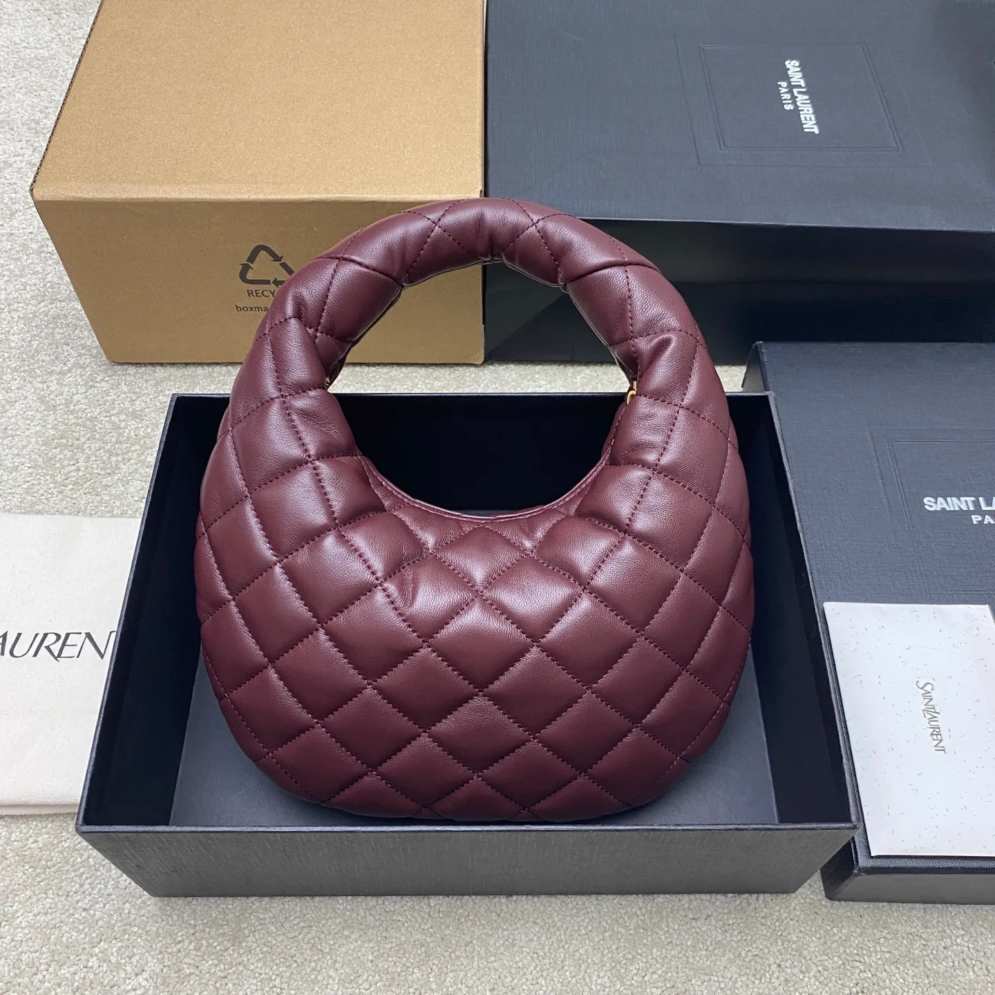 Maroon Sheepskin/Gold 🌈ICARE baby Napa Sheepskin Handbag The much-anticipated croissant-shaped bag 🥐 makes its debut, embellished with the iconic metal logo, perfectly combining retro and modern feel, making it one of the most anticipated It Bags this season. Whether it's for daily outings or night parties, this bag can be easily carried! 20250750 Model: 851689 [original leather] Size: 17cm×18×4cm