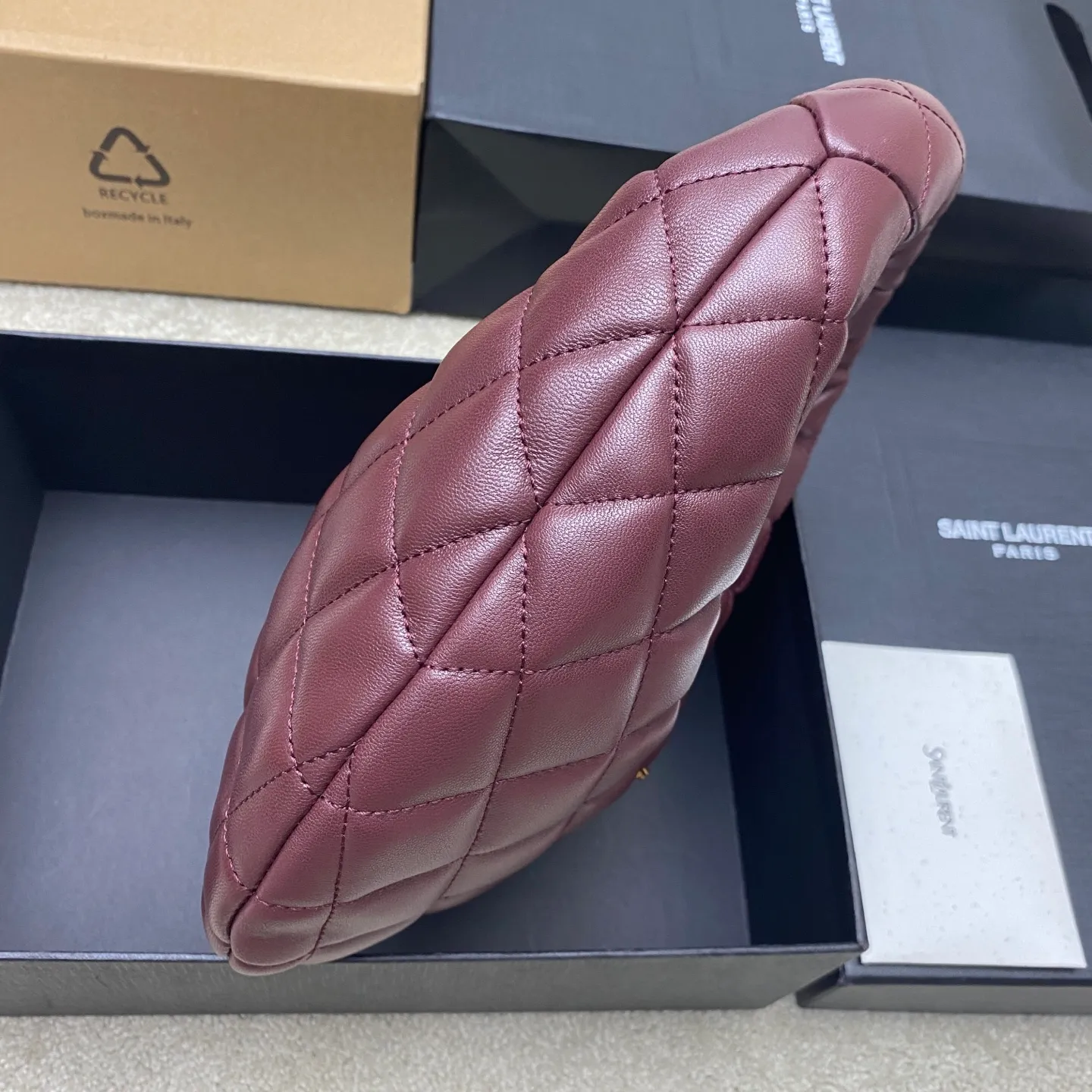 Maroon Sheepskin/Gold 🌈ICARE baby Napa Sheepskin Handbag The much-anticipated croissant-shaped bag 🥐 makes its debut, embellished with the iconic metal logo, perfectly combining retro and modern feel, making it one of the most anticipated It Bags this season. Whether it's for daily outings or night parties, this bag can be easily carried! 20250750 Model: 851689 [original leather] Size: 17cm×18×4cm