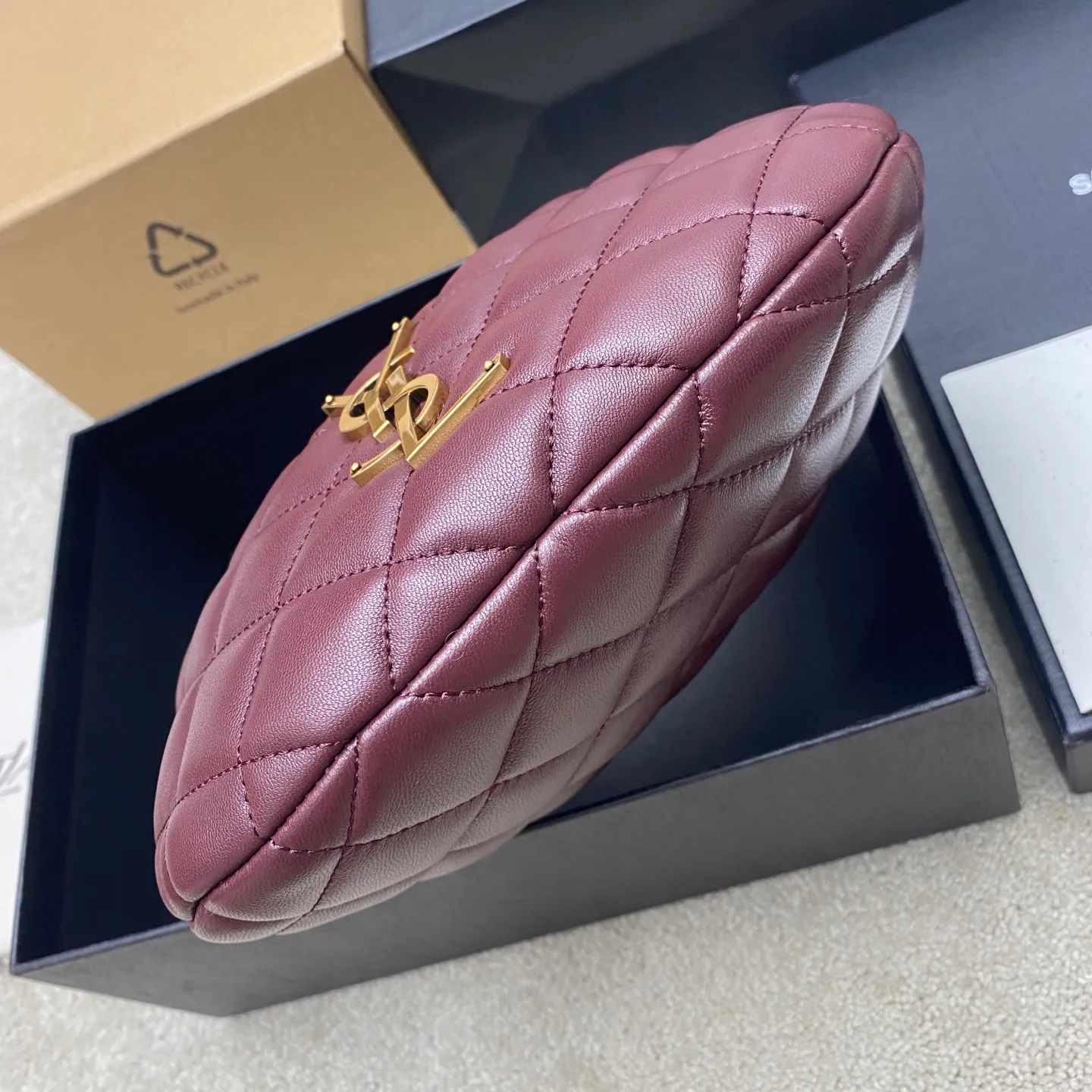 Maroon Sheepskin/Gold 🌈ICARE baby Napa Sheepskin Handbag The much-anticipated croissant-shaped bag 🥐 makes its debut, embellished with the iconic metal logo, perfectly combining retro and modern feel, making it one of the most anticipated It Bags this season. Whether it's for daily outings or night parties, this bag can be easily carried! 20250750 Model: 851689 [original leather] Size: 17cm×18×4cm