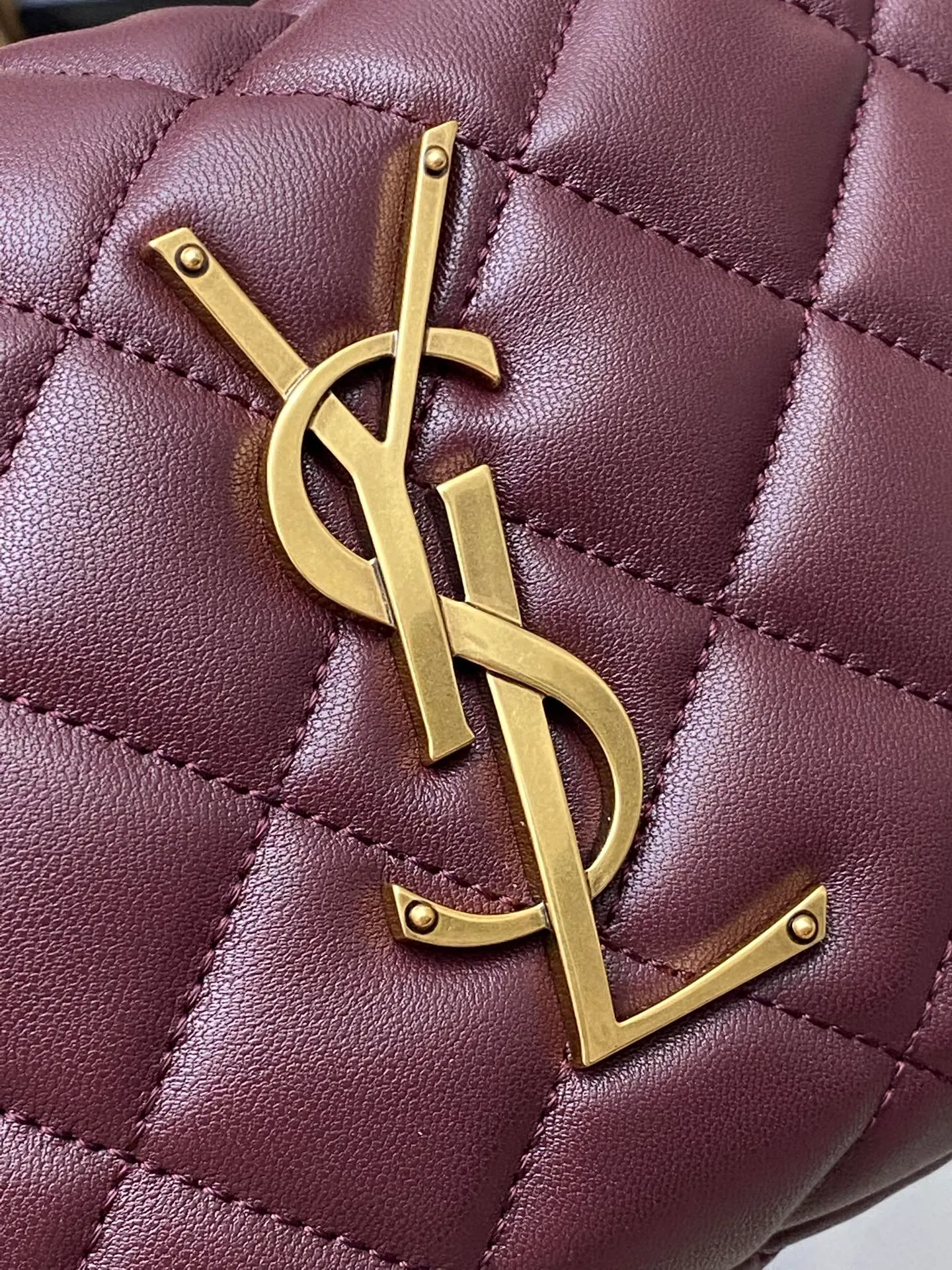 Maroon Sheepskin/Gold 🌈ICARE baby Napa Sheepskin Handbag The much-anticipated croissant-shaped bag 🥐 makes its debut, embellished with the iconic metal logo, perfectly combining retro and modern feel, making it one of the most anticipated It Bags this season. Whether it's for daily outings or night parties, this bag can be easily carried! 20250750 Model: 851689 [original leather] Size: 17cm×18×4cm