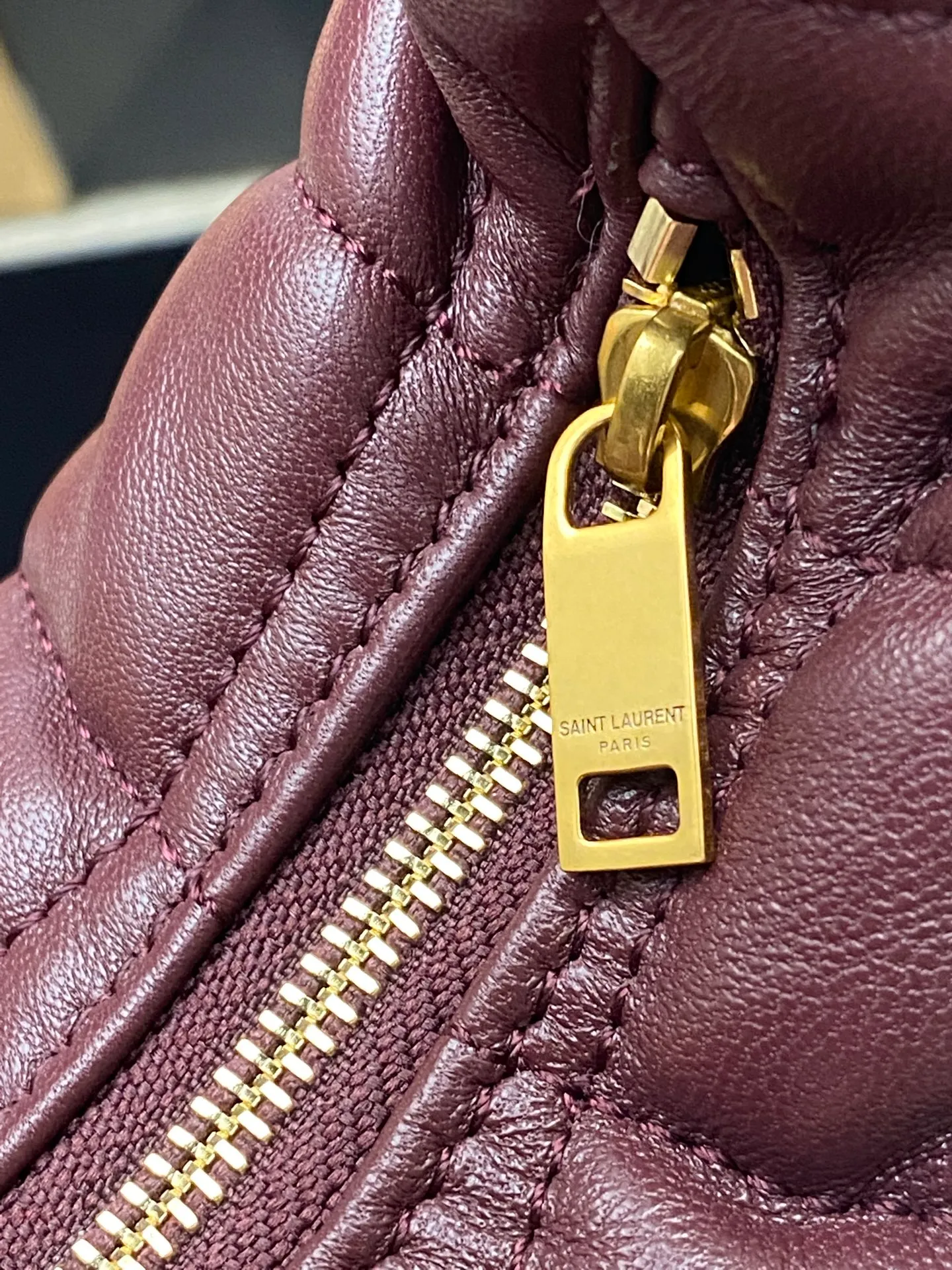 Maroon Sheepskin/Gold 🌈ICARE baby Napa Sheepskin Handbag The much-anticipated croissant-shaped bag 🥐 makes its debut, embellished with the iconic metal logo, perfectly combining retro and modern feel, making it one of the most anticipated It Bags this season. Whether it's for daily outings or night parties, this bag can be easily carried! 20250750 Model: 851689 [original leather] Size: 17cm×18×4cm