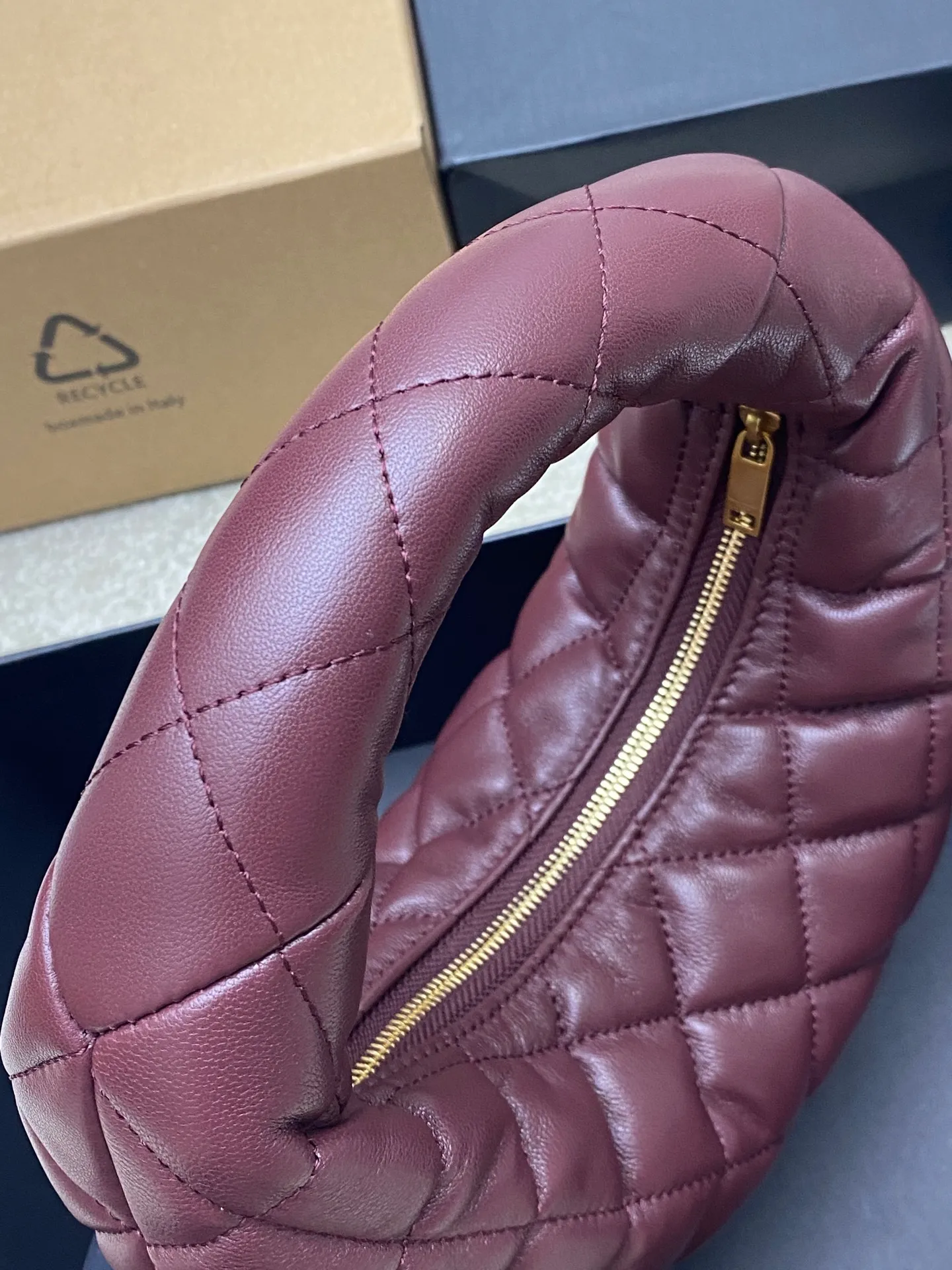 Maroon Sheepskin/Gold 🌈ICARE baby Napa Sheepskin Handbag The much-anticipated croissant-shaped bag 🥐 makes its debut, embellished with the iconic metal logo, perfectly combining retro and modern feel, making it one of the most anticipated It Bags this season. Whether it's for daily outings or night parties, this bag can be easily carried! 20250750 Model: 851689 [original leather] Size: 17cm×18×4cm