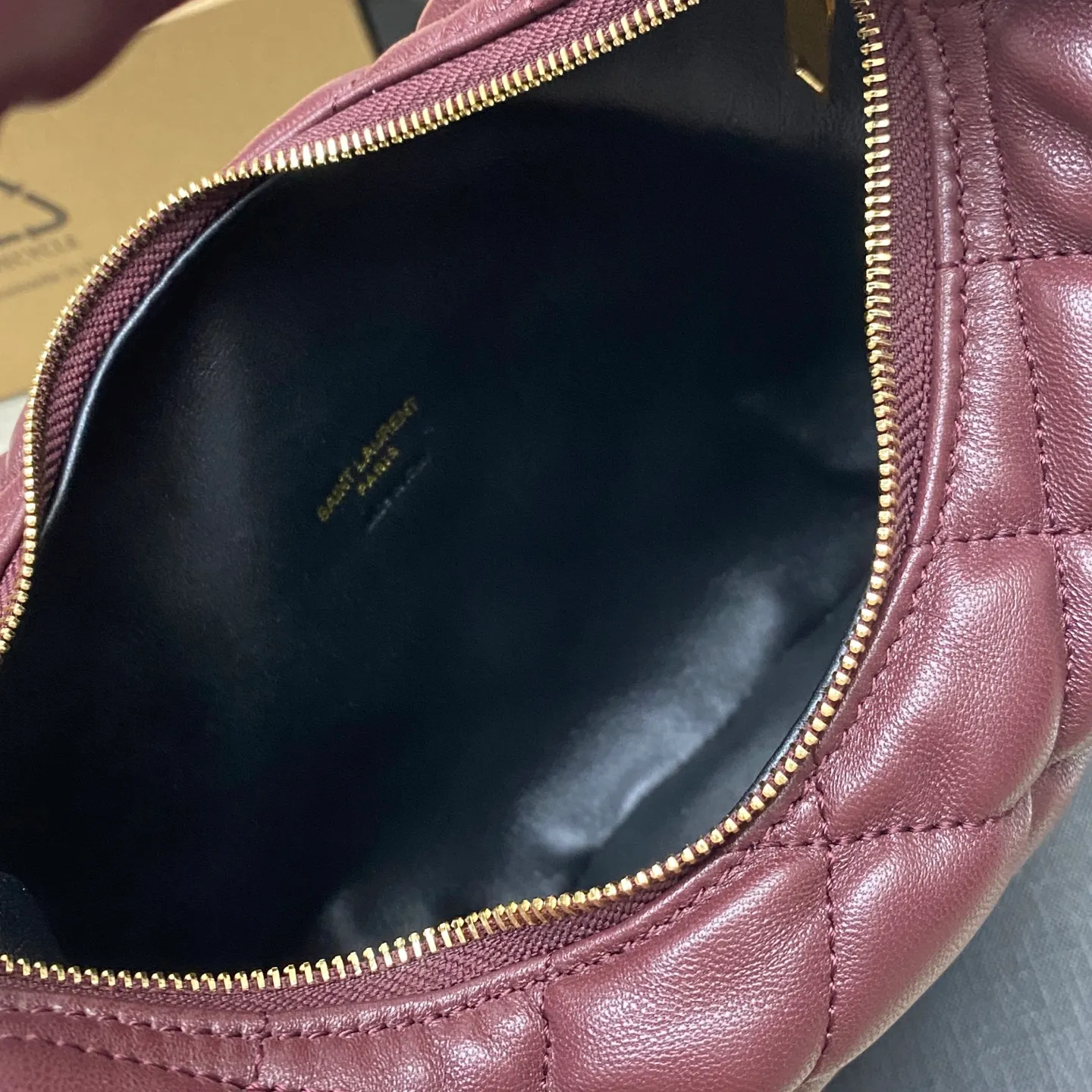 Maroon Sheepskin/Gold 🌈ICARE baby Napa Sheepskin Handbag The much-anticipated croissant-shaped bag 🥐 makes its debut, embellished with the iconic metal logo, perfectly combining retro and modern feel, making it one of the most anticipated It Bags this season. Whether it's for daily outings or night parties, this bag can be easily carried! 20250750 Model: 851689 [original leather] Size: 17cm×18×4cm