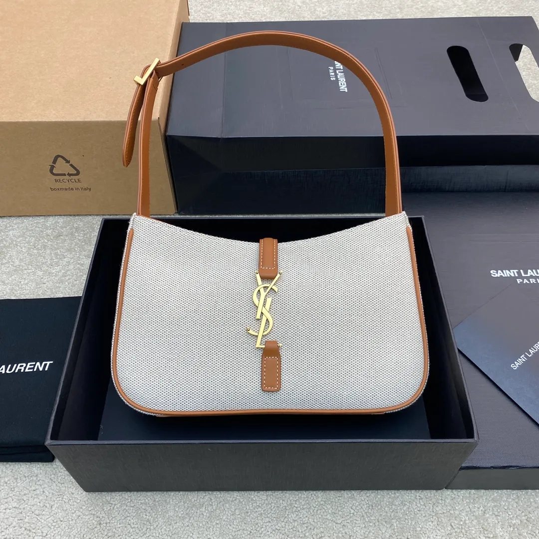 💰1360 linen brown leather/gold buckle 🌈2021 spring and summer new armpit bag hobo bag! One of this year’s treasure bags👍Minimalist shape + metal logo buckle opening and closing design Adjustable shoulder strap Simple, beautiful and high-end feeling The bag is light and easy to match. The wife is so beautiful l The bag has sufficient capacity💋20230680 Model: 657228 [Original leather] Size: 24.5*14*6cm