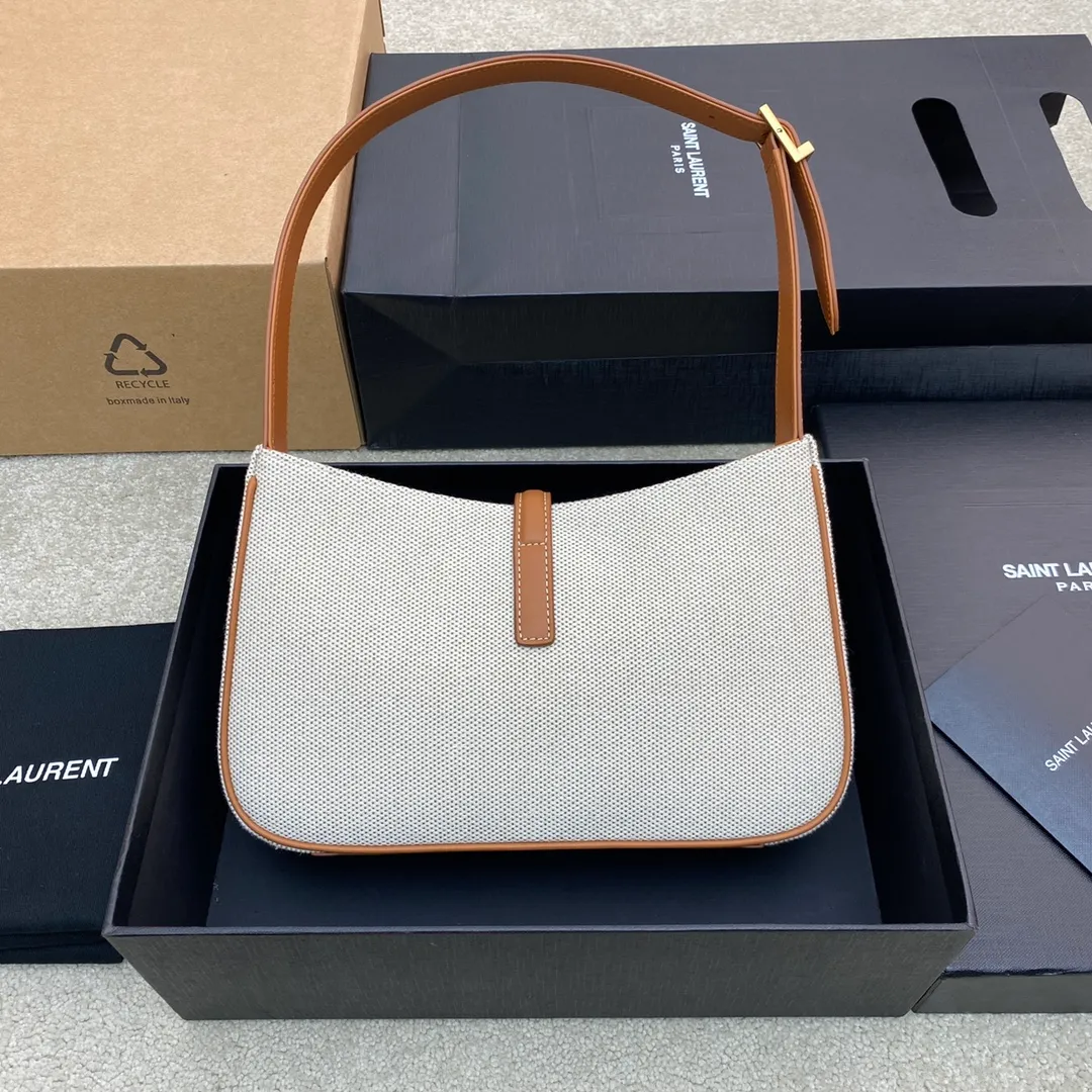 💰1360 linen brown leather/gold buckle 🌈2021 spring and summer new armpit bag hobo bag! One of this year’s treasure bags👍Minimalist shape + metal logo buckle opening and closing design Adjustable shoulder strap Simple, beautiful and high-end feeling The bag is light and easy to match. The wife is so beautiful l The bag has sufficient capacity💋20230680 Model: 657228 [Original leather] Size: 24.5*14*6cm