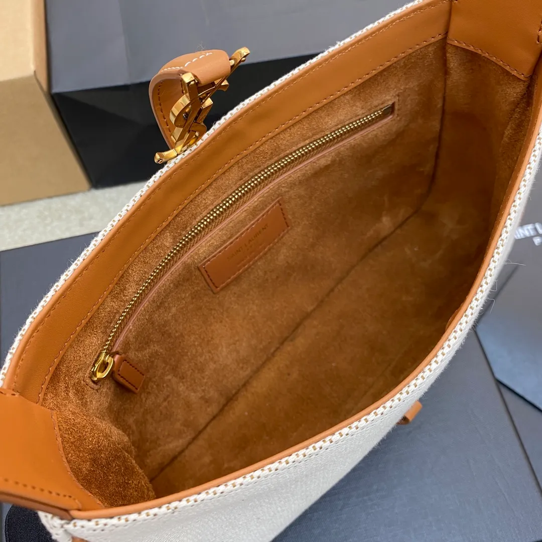 💰1360 linen brown leather/gold buckle 🌈2021 spring and summer new armpit bag hobo bag! One of this year’s treasure bags👍Minimalist shape + metal logo buckle opening and closing design Adjustable shoulder strap Simple, beautiful and high-end feeling The bag is light and easy to match. The wife is so beautiful l The bag has sufficient capacity💋20230680 Model: 657228 [Original leather] Size: 24.5*14*6cm