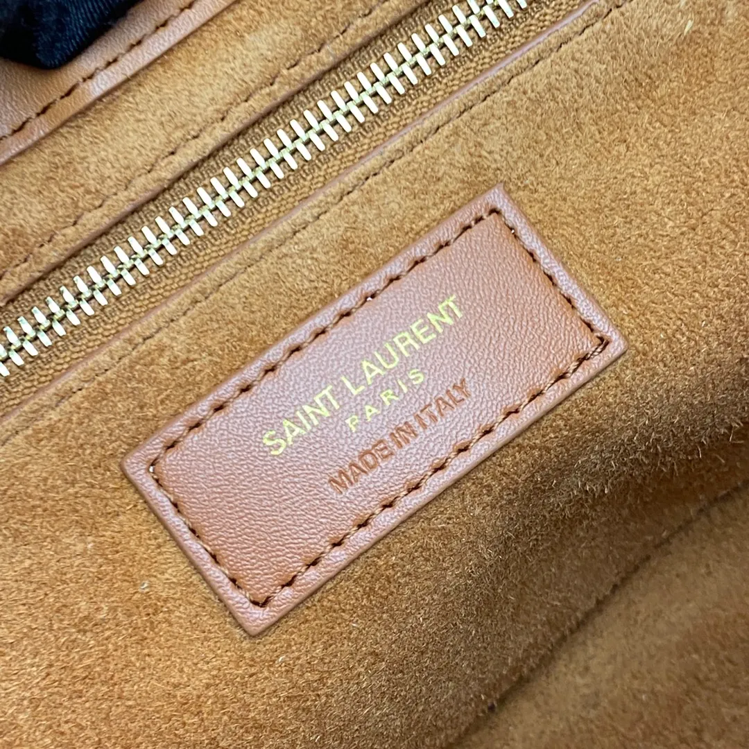 💰1360 linen brown leather/gold buckle 🌈2021 spring and summer new armpit bag hobo bag! One of this year’s treasure bags👍Minimalist shape + metal logo buckle opening and closing design Adjustable shoulder strap Simple, beautiful and high-end feeling The bag is light and easy to match. The wife is so beautiful l The bag has sufficient capacity💋20230680 Model: 657228 [Original leather] Size: 24.5*14*6cm