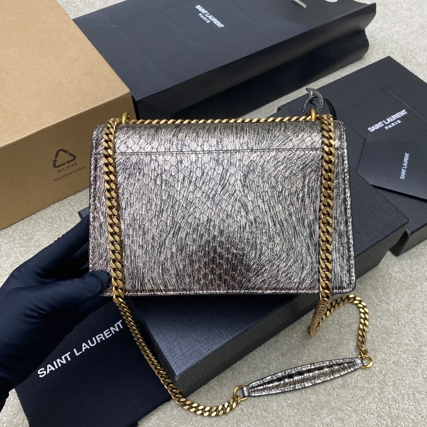 💰1640 Gold Snake Pattern Sheepskin/Gold 🌈Sunset Snake Pattern Model The sheepskin has a snakeskin effect, the scales are a little raised, it is very fragile, please take care of it carefully. Originally made of cowhide, it would be more durable, but the result is not as good as sheepskin, and the genuine product is also sheepskin. Limited edition in designated areas of the counter 👍20250820 Model: 441971 [original leather] Size: 22x16x9cm