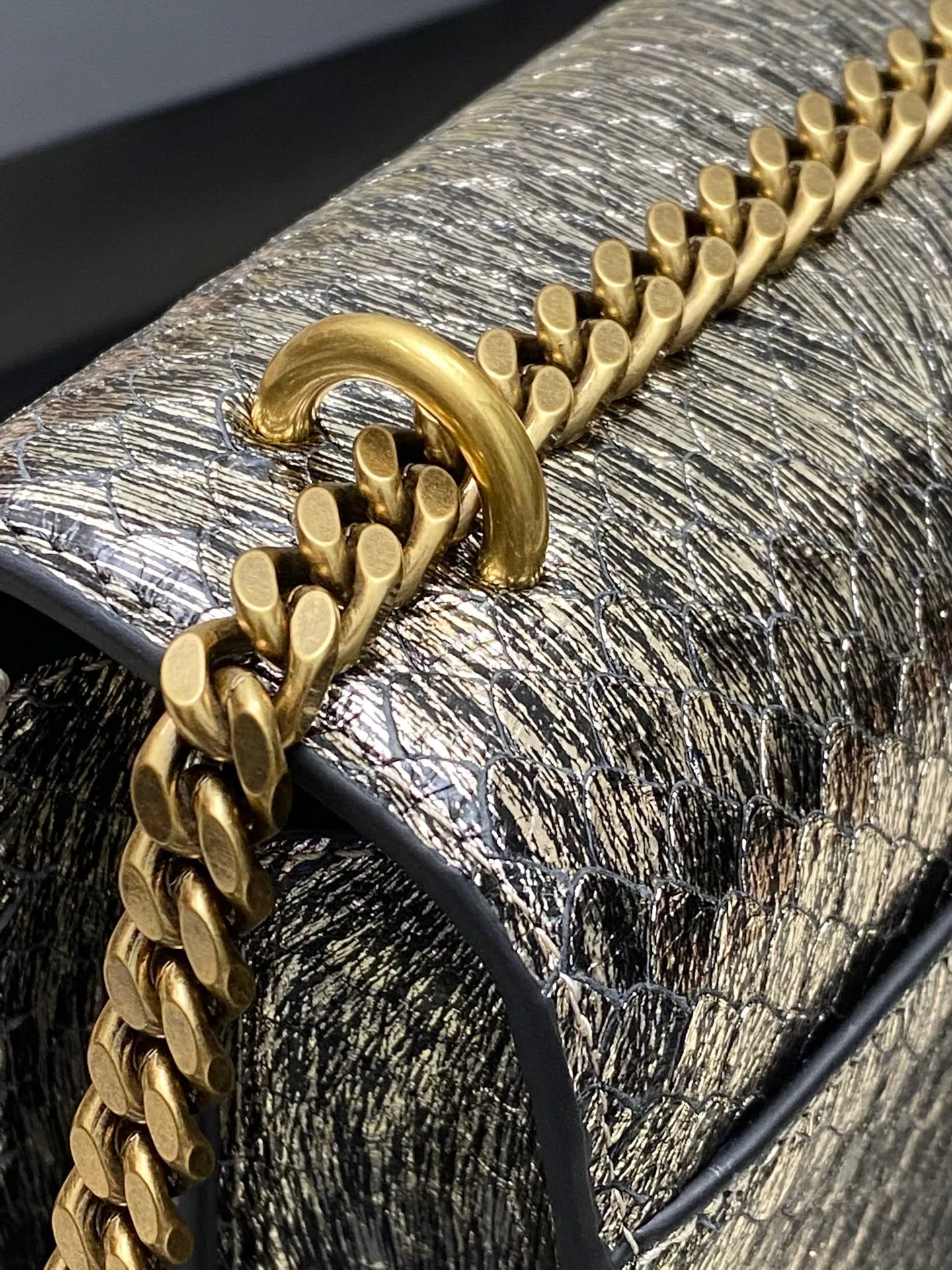 💰1640 Gold Snake Pattern Sheepskin/Gold 🌈Sunset Snake Pattern Model The sheepskin has a snakeskin effect, the scales are a little raised, it is very fragile, please take care of it carefully. Originally made of cowhide, it would be more durable, but the result is not as good as sheepskin, and the genuine product is also sheepskin. Limited edition in designated areas of the counter 👍20250820 Model: 441971 [original leather] Size: 22x16x9cm