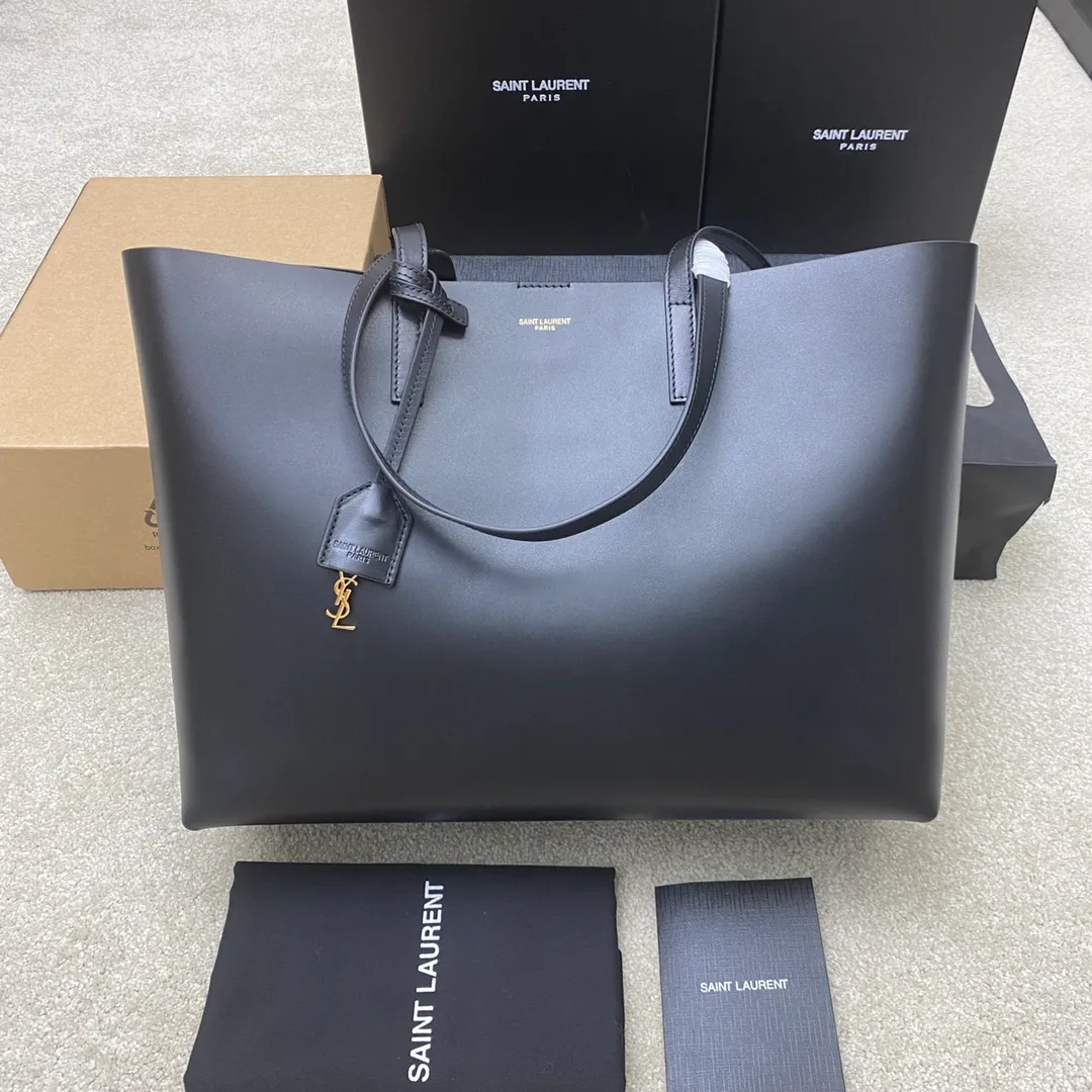 💰2560 Black plain/gold 🌈YSL shopping casual tote bag For large leather bags, the leather requirements are higher, and the fine leather will be extremely damaged. Because it is not a stereotyped bag, but it has to maintain a consistent charm, Gongting is much more cumbersome than ordinary bags! The plain texture is consistent with zp, the inside is turned leather, gold hot stamping, the bag is equipped with a small bag, ysl buckle tag, and it looks simple and elegant! Can be carried on one shoulder and has a large capacity! A must-have artifact for daily travel👍20240880 Model: 394194 [original leather] Size: 38x28x13cm [This size does not come with packaging]