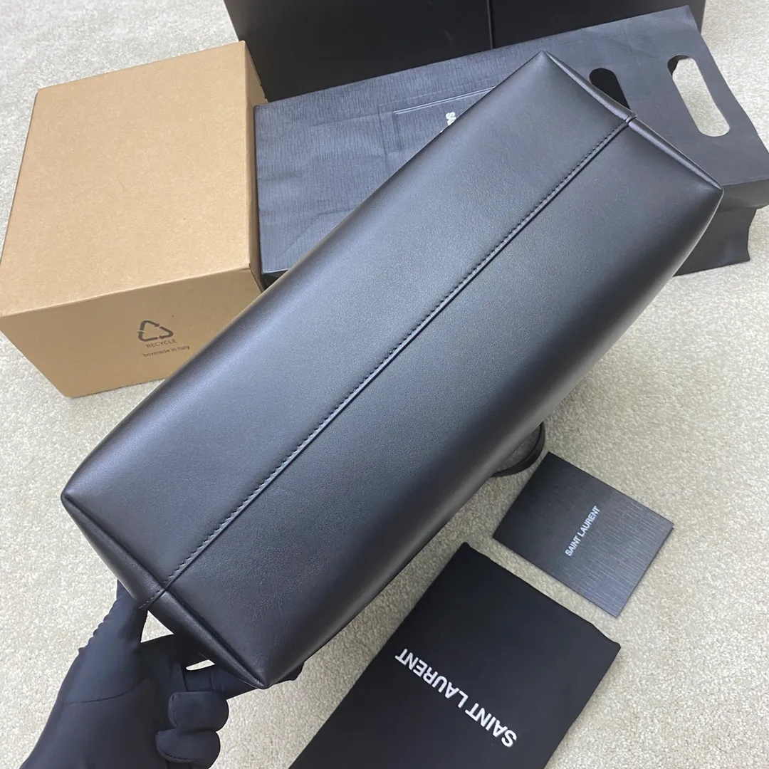 💰2560 Black plain/gold 🌈YSL shopping casual tote bag For large leather bags, the leather requirements are higher, and the fine leather will be extremely damaged. Because it is not a stereotyped bag, but it has to maintain a consistent charm, Gongting is much more cumbersome than ordinary bags! The plain texture is consistent with zp, the inside is turned leather, gold hot stamping, the bag is equipped with a small bag, ysl buckle tag, and it looks simple and elegant! Can be carried on one shoulder and has a large capacity! A must-have artifact for daily travel👍20240880 Model: 394194 [original leather] Size: 38x28x13cm [This size does not come with packaging]