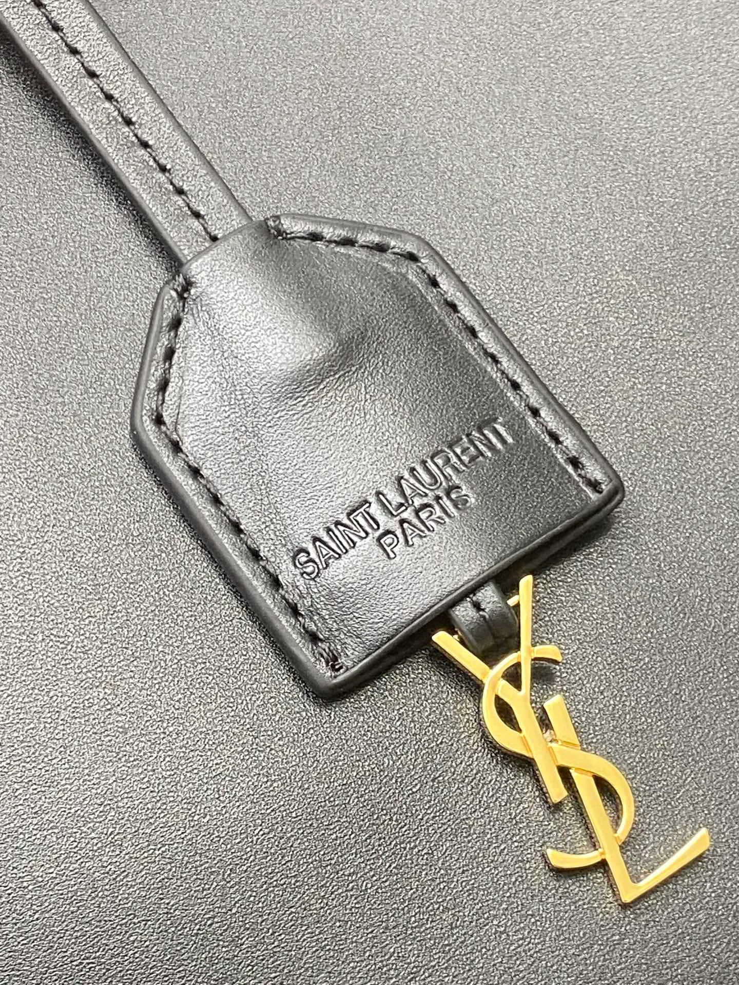 💰2560 Black plain/gold 🌈YSL shopping casual tote bag For large leather bags, the leather requirements are higher, and the fine leather will be extremely damaged. Because it is not a stereotyped bag, but it has to maintain a consistent charm, Gongting is much more cumbersome than ordinary bags! The plain texture is consistent with zp, the inside is turned leather, gold hot stamping, the bag is equipped with a small bag, ysl buckle tag, and it looks simple and elegant! Can be carried on one shoulder and has a large capacity! A must-have artifact for daily travel👍20240880 Model: 394194 [original leather] Size: 38x28x13cm [This size does not come with packaging]