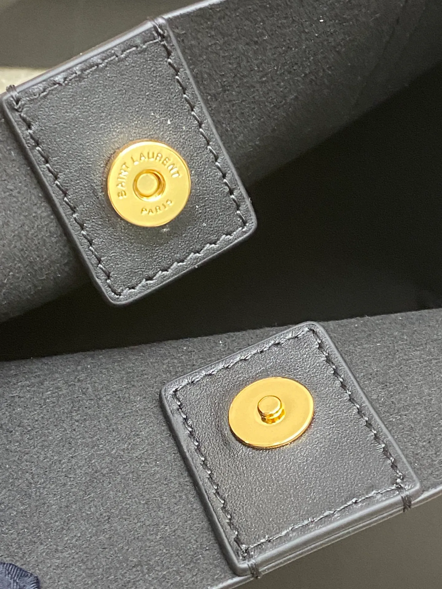 💰2560 Black plain/gold 🌈YSL shopping casual tote bag For large leather bags, the leather requirements are higher, and the fine leather will be extremely damaged. Because it is not a stereotyped bag, but it has to maintain a consistent charm, Gongting is much more cumbersome than ordinary bags! The plain texture is consistent with zp, the inside is turned leather, gold hot stamping, the bag is equipped with a small bag, ysl buckle tag, and it looks simple and elegant! Can be carried on one shoulder and has a large capacity! A must-have artifact for daily travel👍20240880 Model: 394194 [original leather] Size: 38x28x13cm [This size does not come with packaging]
