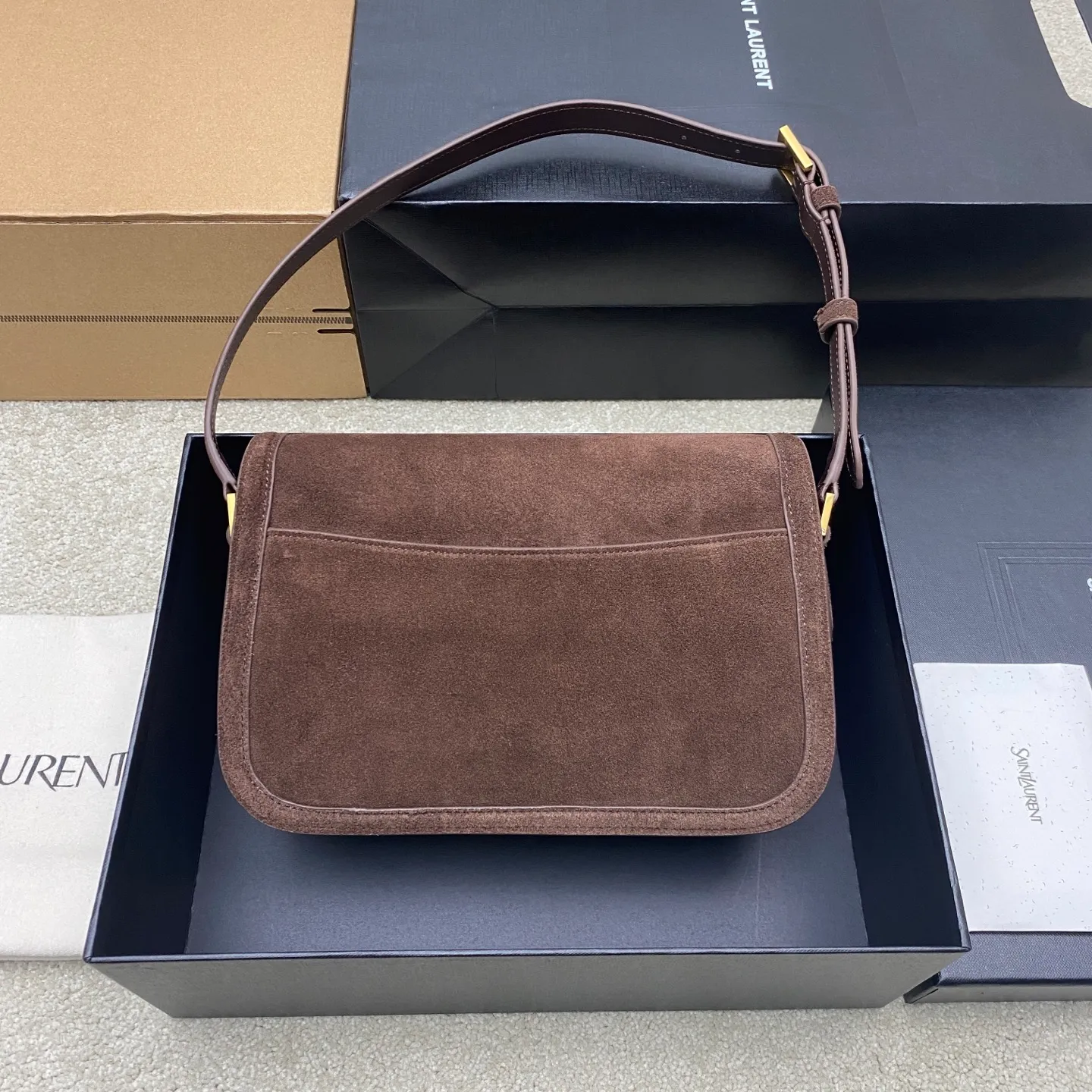 Coffee frosted/gold 🌈【𝙎𝙊𝙇𝙁𝙀𝙍𝙄𝙉𝙊】 Yves Saint Laurent has released another fairy bag 😍 Not bad~ The latest YSL tofu bag that Rose loves to carry has arrived~ BOX leather handbag! LE CASSANDRE lock closure, fully lined with sheepskin, and rounded lines make it different from the original version and unique. This handbag is light and exquisite, with retro opening and closing hardware, and adjustable shoulder straps, making it easy to carry on the shoulder! A versatile bag with retro style, elegance, intellectuality and generosity! It’s too retro! 20250880 Model: 832330 [original leather] Size: 24.5x15x8.5cm Shoulder strap length: 21cm