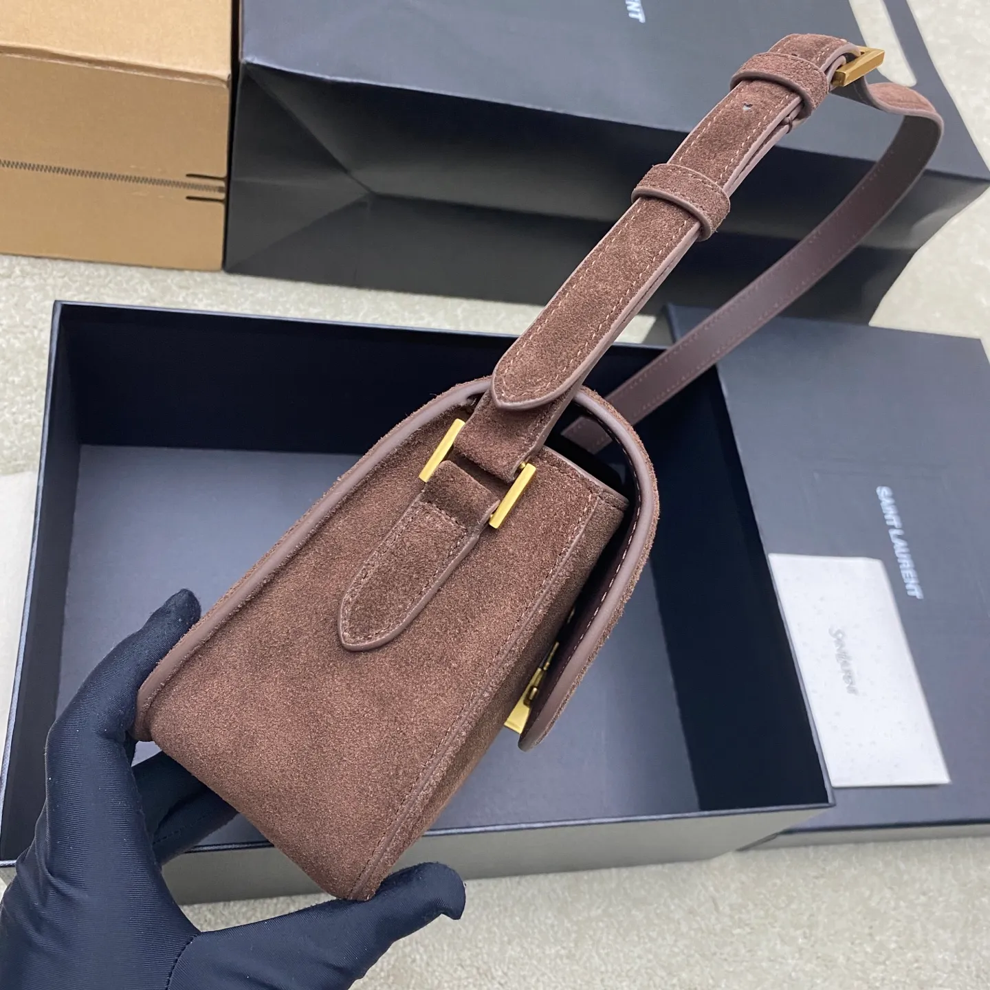 Coffee frosted/gold 🌈【𝙎𝙊𝙇𝙁𝙀𝙍𝙄𝙉𝙊】 Yves Saint Laurent has released another fairy bag 😍 Not bad~ The latest YSL tofu bag that Rose loves to carry has arrived~ BOX leather handbag! LE CASSANDRE lock closure, fully lined with sheepskin, and rounded lines make it different from the original version and unique. This handbag is light and exquisite, with retro opening and closing hardware, and adjustable shoulder straps, making it easy to carry on the shoulder! A versatile bag with retro style, elegance, intellectuality and generosity! It’s too retro! 20250880 Model: 832330 [original leather] Size: 24.5x15x8.5cm Shoulder strap length: 21cm