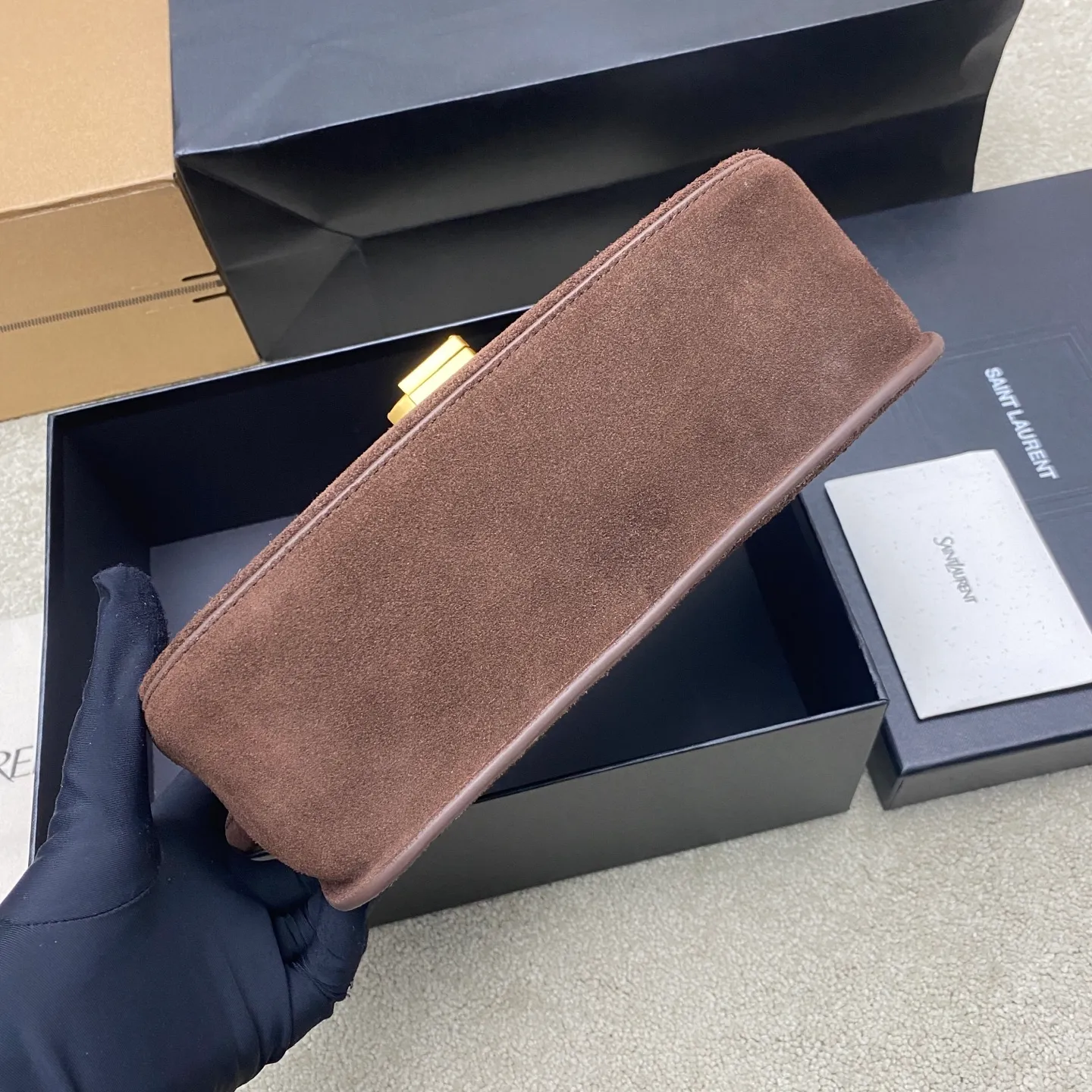 Coffee frosted/gold 🌈【𝙎𝙊𝙇𝙁𝙀𝙍𝙄𝙉𝙊】 Yves Saint Laurent has released another fairy bag 😍 Not bad~ The latest YSL tofu bag that Rose loves to carry has arrived~ BOX leather handbag! LE CASSANDRE lock closure, fully lined with sheepskin, and rounded lines make it different from the original version and unique. This handbag is light and exquisite, with retro opening and closing hardware, and adjustable shoulder straps, making it easy to carry on the shoulder! A versatile bag with retro style, elegance, intellectuality and generosity! It’s too retro! 20250880 Model: 832330 [original leather] Size: 24.5x15x8.5cm Shoulder strap length: 21cm