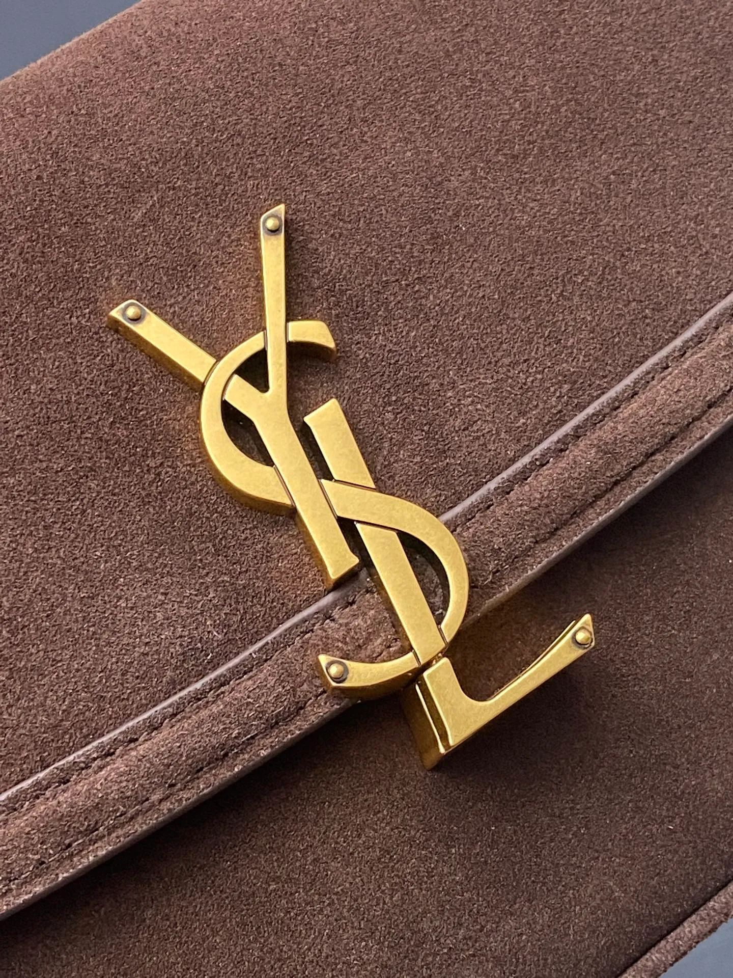 Coffee frosted/gold 🌈【𝙎𝙊𝙇𝙁𝙀𝙍𝙄𝙉𝙊】 Yves Saint Laurent has released another fairy bag 😍 Not bad~ The latest YSL tofu bag that Rose loves to carry has arrived~ BOX leather handbag! LE CASSANDRE lock closure, fully lined with sheepskin, and rounded lines make it different from the original version and unique. This handbag is light and exquisite, with retro opening and closing hardware, and adjustable shoulder straps, making it easy to carry on the shoulder! A versatile bag with retro style, elegance, intellectuality and generosity! It’s too retro! 20250880 Model: 832330 [original leather] Size: 24.5x15x8.5cm Shoulder strap length: 21cm