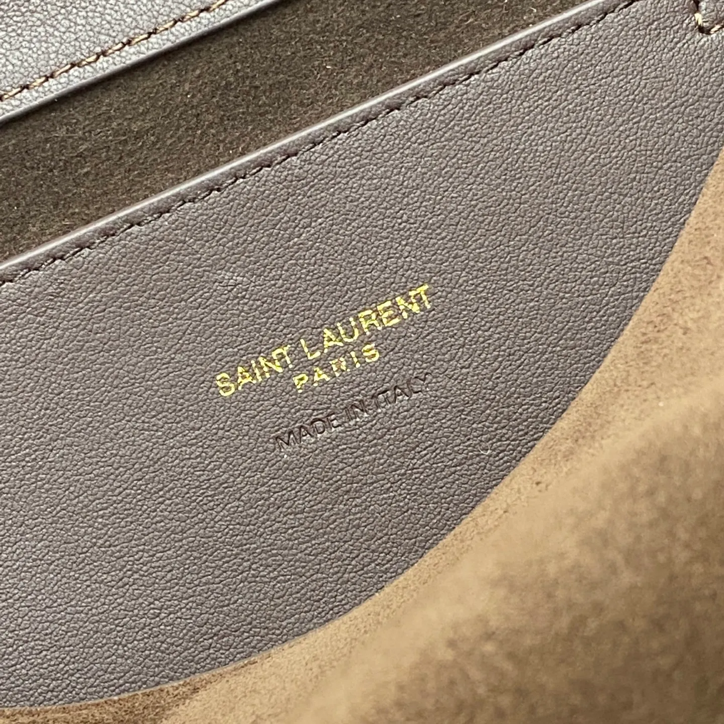 Coffee frosted/gold 🌈【𝙎𝙊𝙇𝙁𝙀𝙍𝙄𝙉𝙊】 Yves Saint Laurent has released another fairy bag 😍 Not bad~ The latest YSL tofu bag that Rose loves to carry has arrived~ BOX leather handbag! LE CASSANDRE lock closure, fully lined with sheepskin, and rounded lines make it different from the original version and unique. This handbag is light and exquisite, with retro opening and closing hardware, and adjustable shoulder straps, making it easy to carry on the shoulder! A versatile bag with retro style, elegance, intellectuality and generosity! It’s too retro! 20250880 Model: 832330 [original leather] Size: 24.5x15x8.5cm Shoulder strap length: 21cm