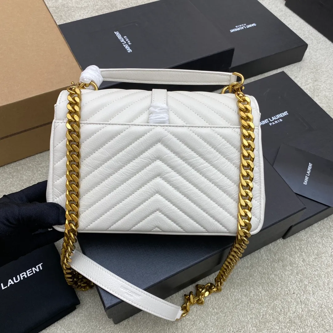 Milky white goatskin/antique silver 🌈1000-year-old messenger bag, a street photography artifact 👍The preferred style of many celebrities and Hollywood goddesses. It looks good no matter how you wear it, and it doesn’t feel out of place. It looks casual and handsome when paired with casual wear. It looks elegant and luxurious when paired with formal wear. It is a bag that can be carried on any occasion! ! This year’s in bag must be you 😎20230750 Model: 392737 [original leather] Size: 24x17x6cm