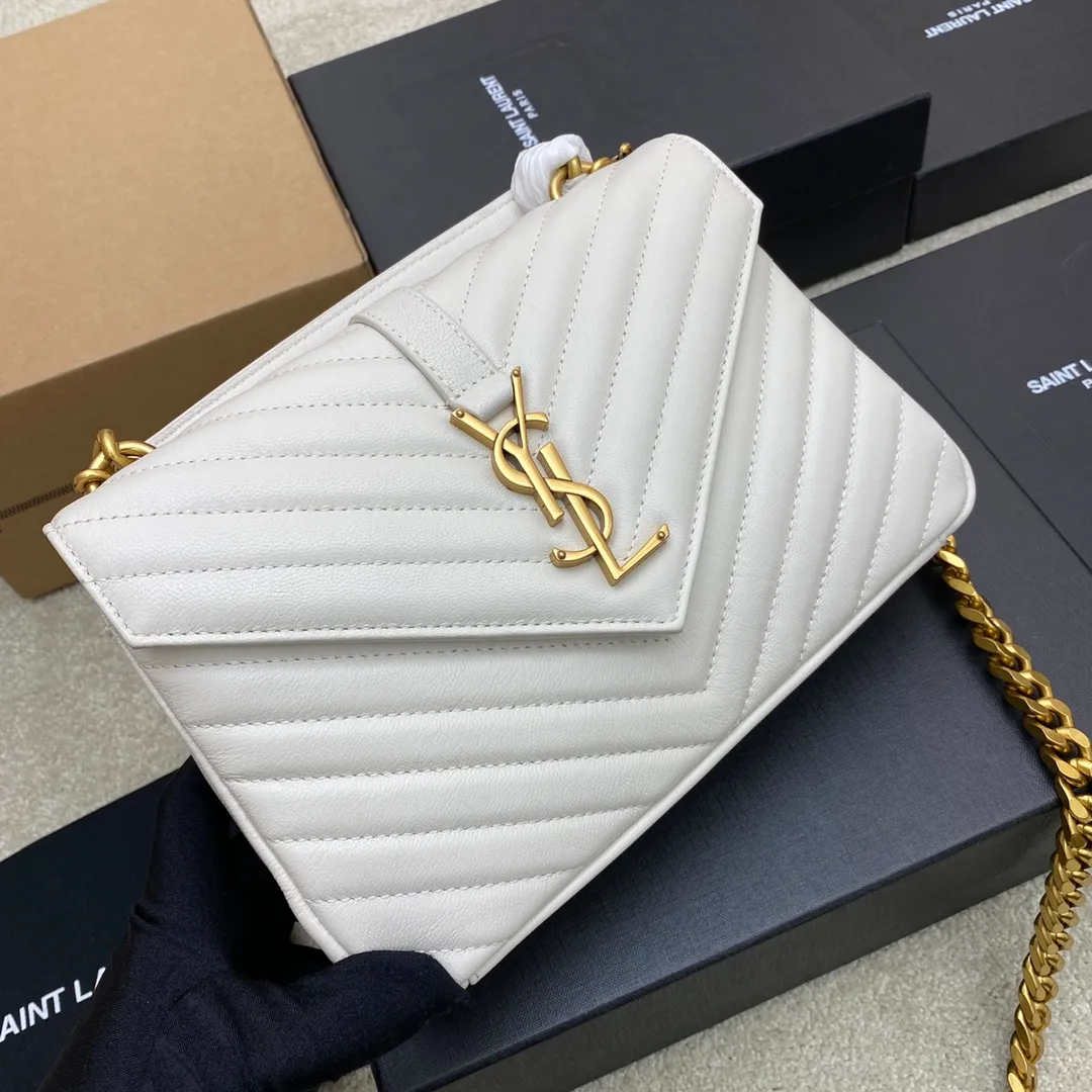 Milky white goatskin/antique silver 🌈1000-year-old messenger bag, a street photography artifact 👍The preferred style of many celebrities and Hollywood goddesses. It looks good no matter how you wear it, and it doesn’t feel out of place. It looks casual and handsome when paired with casual wear. It looks elegant and luxurious when paired with formal wear. It is a bag that can be carried on any occasion! ! This year’s in bag must be you 😎20230750 Model: 392737 [original leather] Size: 24x17x6cm