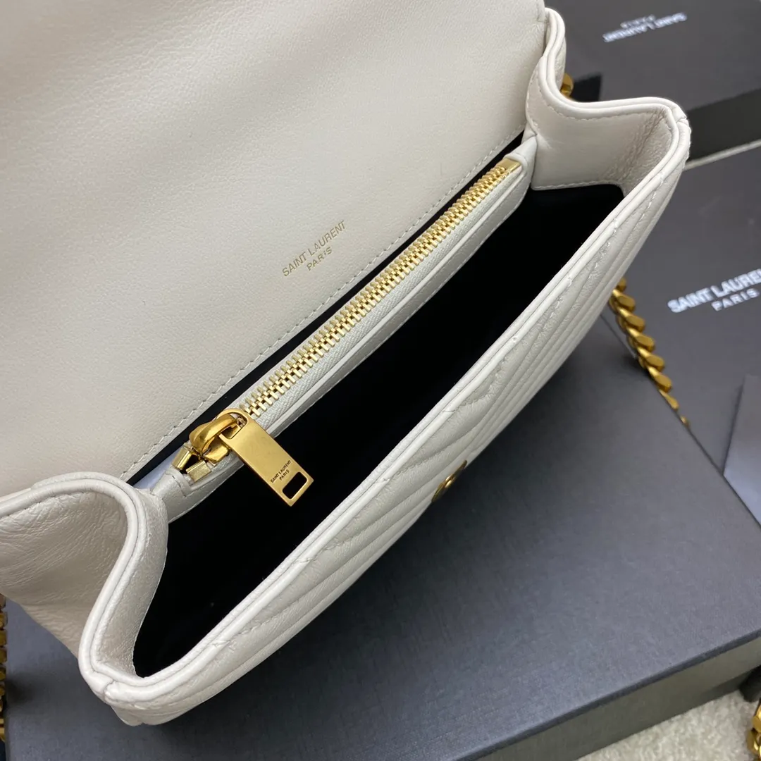Milky white goatskin/antique silver 🌈1000-year-old messenger bag, a street photography artifact 👍The preferred style of many celebrities and Hollywood goddesses. It looks good no matter how you wear it, and it doesn’t feel out of place. It looks casual and handsome when paired with casual wear. It looks elegant and luxurious when paired with formal wear. It is a bag that can be carried on any occasion! ! This year’s in bag must be you 😎20230750 Model: 392737 [original leather] Size: 24x17x6cm