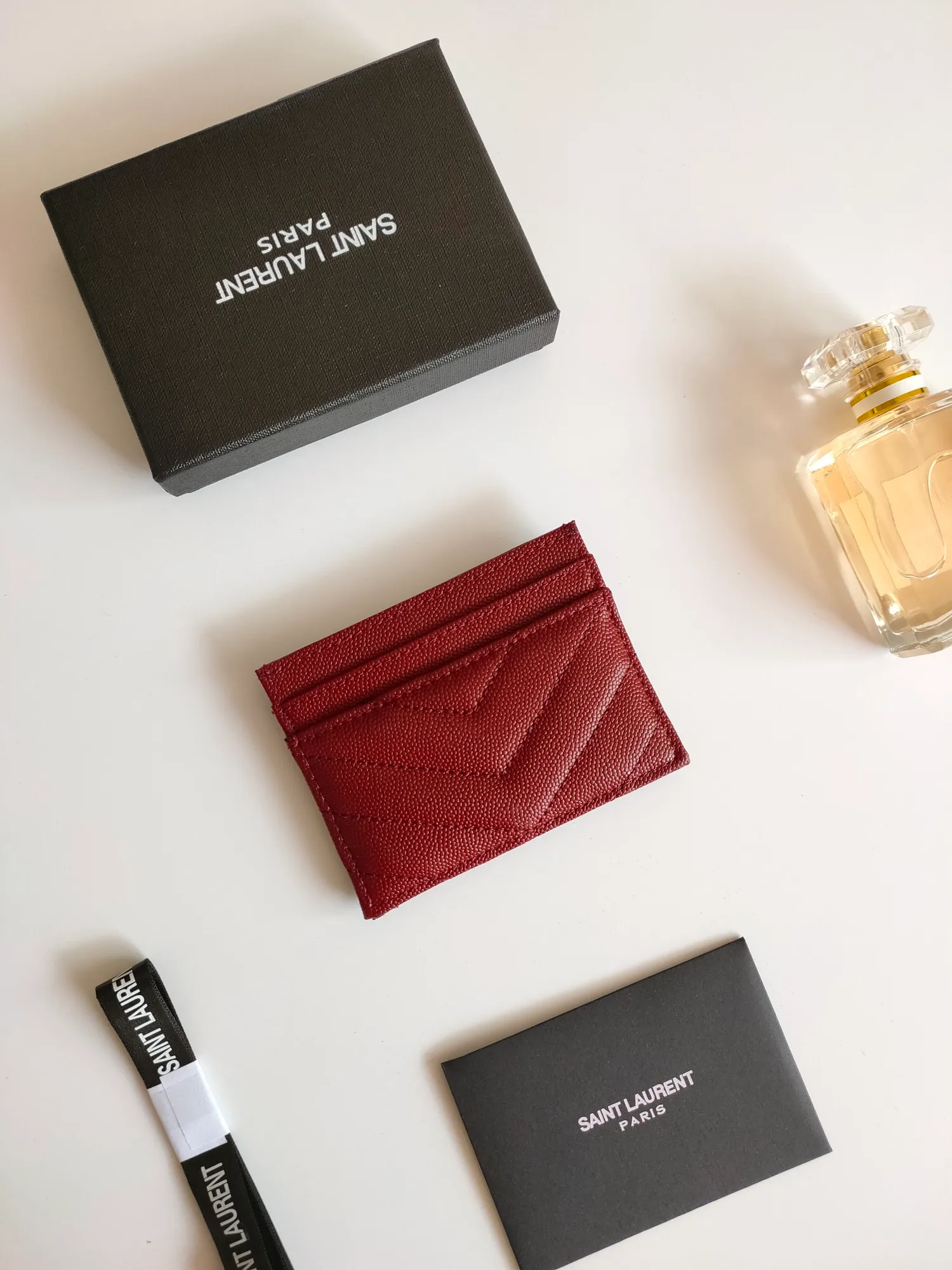 💰90 Yves Saint Laurent new product shipped👉Genuine pickup bag, cowhide ball pattern🎀Sheep pattern microfiber lining, jacquard stitching genuine leather credit card holder, metal interlocking YSL logo original single-pair hardware, replica details😋Style number: 423291😎Dimensions: 10.5×7.5×0.5cm