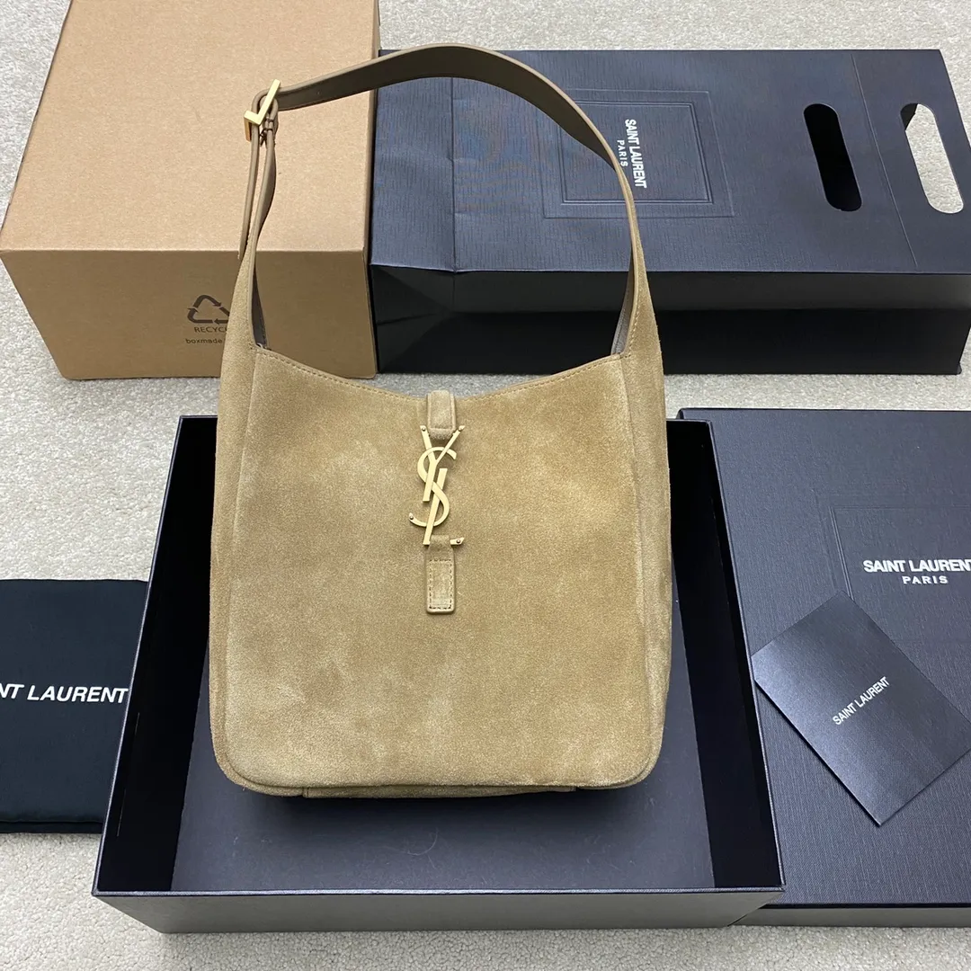💰1560 Frosted Golden Mai/Ancient Gold 🌈▪ROSE▪️ New style for autumn and winter, the same style as Korean stars Hobo!! This year’s extremely popular armpit bag Y Family is late but it’s here! ! The outline of the bag is simple and three-dimensional, and it looks stiff but not too sharp. Paired with the brand's iconic plug-in buckle, the overall look gives a unique temperament that is both classic and elegant, yet very fashionable and modern👍20220780 Model: 713938 [original leather] Size: 23x22x8cm