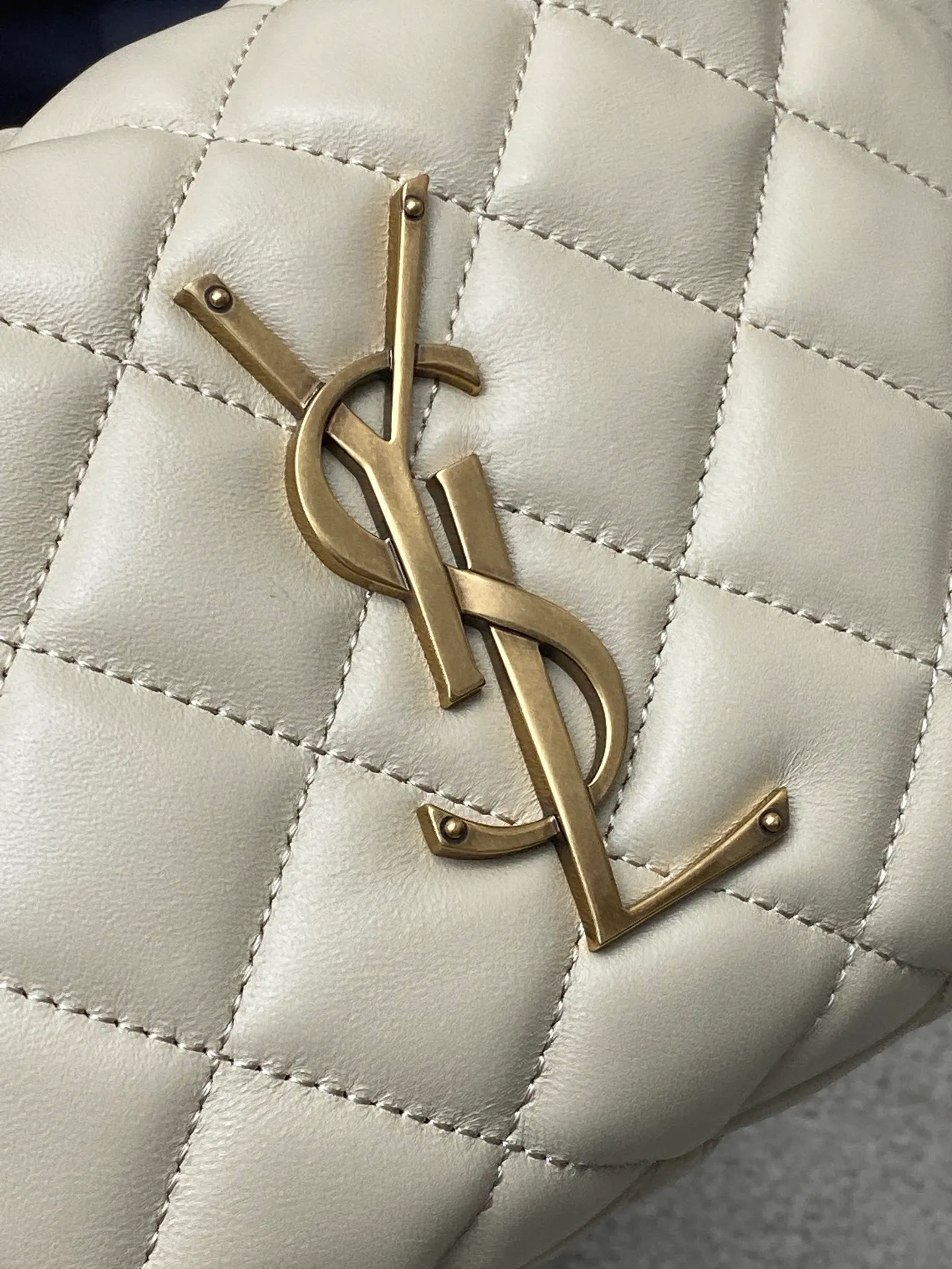 Light apricot sheepskin/gold 🌈ICARE baby nappa sheepskin handbag The much-anticipated croissant-shaped bag 🥐 makes its debut, embellished with the iconic metal logo, perfectly combining retro and modern feel, making it one of the most anticipated It Bags this season. Whether it's for daily outings or night parties, this bag can be easily carried! 20250750 Model: 851689 [original leather] Size: 17cm×18×4cm
