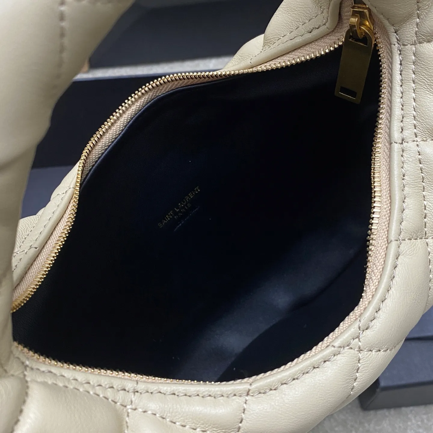 Light apricot sheepskin/gold 🌈ICARE baby nappa sheepskin handbag The much-anticipated croissant-shaped bag 🥐 makes its debut, embellished with the iconic metal logo, perfectly combining retro and modern feel, making it one of the most anticipated It Bags this season. Whether it's for daily outings or night parties, this bag can be easily carried! 20250750 Model: 851689 [original leather] Size: 17cm×18×4cm