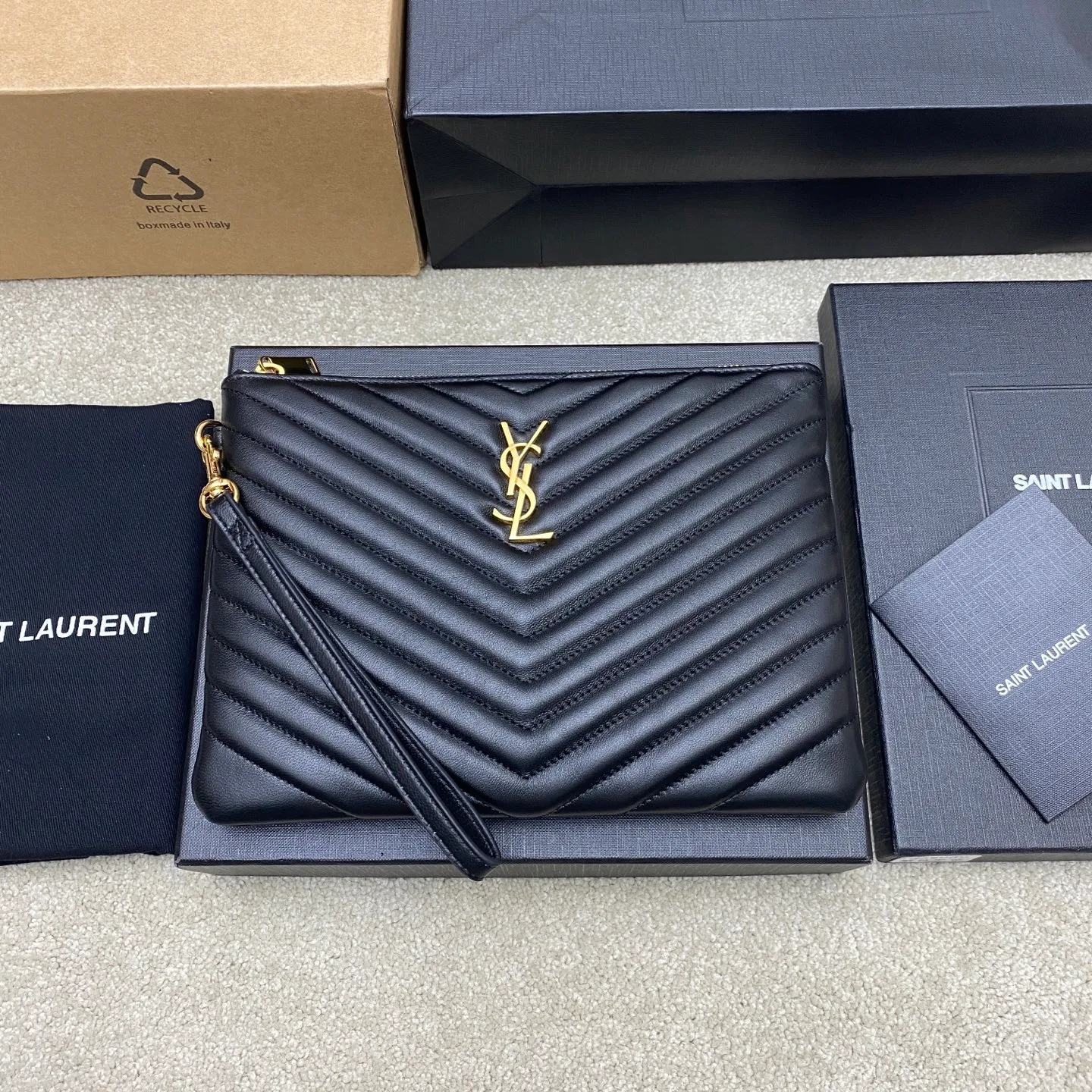 💰900 black sheepskin/gold 🌈YSL Saint Laurent Paris new black classic clutch calfskin zipper, soft and shiny elegant and generous quilting process rhombus quilted soft lambskin clutch! Exquisite craftsmanship creates every detail, from touch to texture, exuding high-end elegance! 20250450 Model: 379039 [original leather] Size: 24x17 (small size)