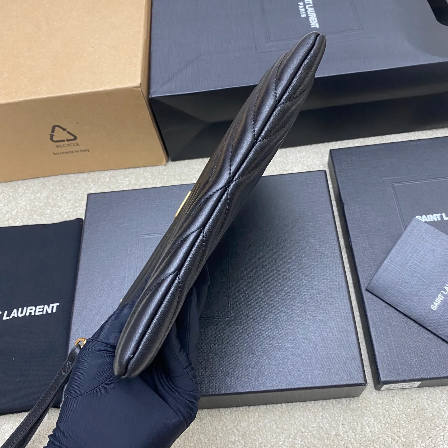 💰900 black sheepskin/gold 🌈YSL Saint Laurent Paris new black classic clutch calfskin zipper, soft and shiny elegant and generous quilting process rhombus quilted soft lambskin clutch! Exquisite craftsmanship creates every detail, from touch to texture, exuding high-end elegance! 20250450 Model: 379039 [original leather] Size: 24x17 (small size)