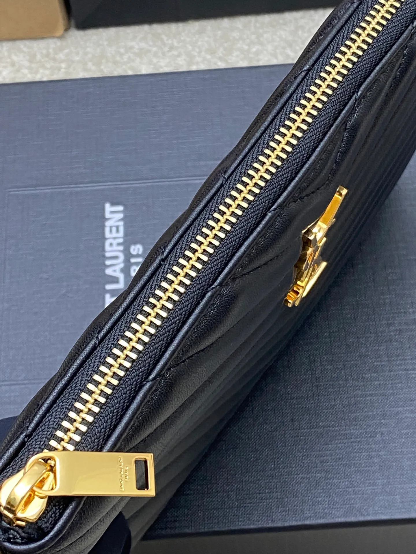 💰900 black sheepskin/gold 🌈YSL Saint Laurent Paris new black classic clutch calfskin zipper, soft and shiny elegant and generous quilting process rhombus quilted soft lambskin clutch! Exquisite craftsmanship creates every detail, from touch to texture, exuding high-end elegance! 20250450 Model: 379039 [original leather] Size: 24x17 (small size)