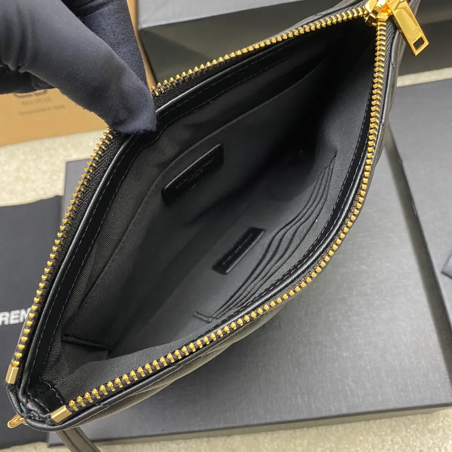 💰900 black sheepskin/gold 🌈YSL Saint Laurent Paris new black classic clutch calfskin zipper, soft and shiny elegant and generous quilting process rhombus quilted soft lambskin clutch! Exquisite craftsmanship creates every detail, from touch to texture, exuding high-end elegance! 20250450 Model: 379039 [original leather] Size: 24x17 (small size)