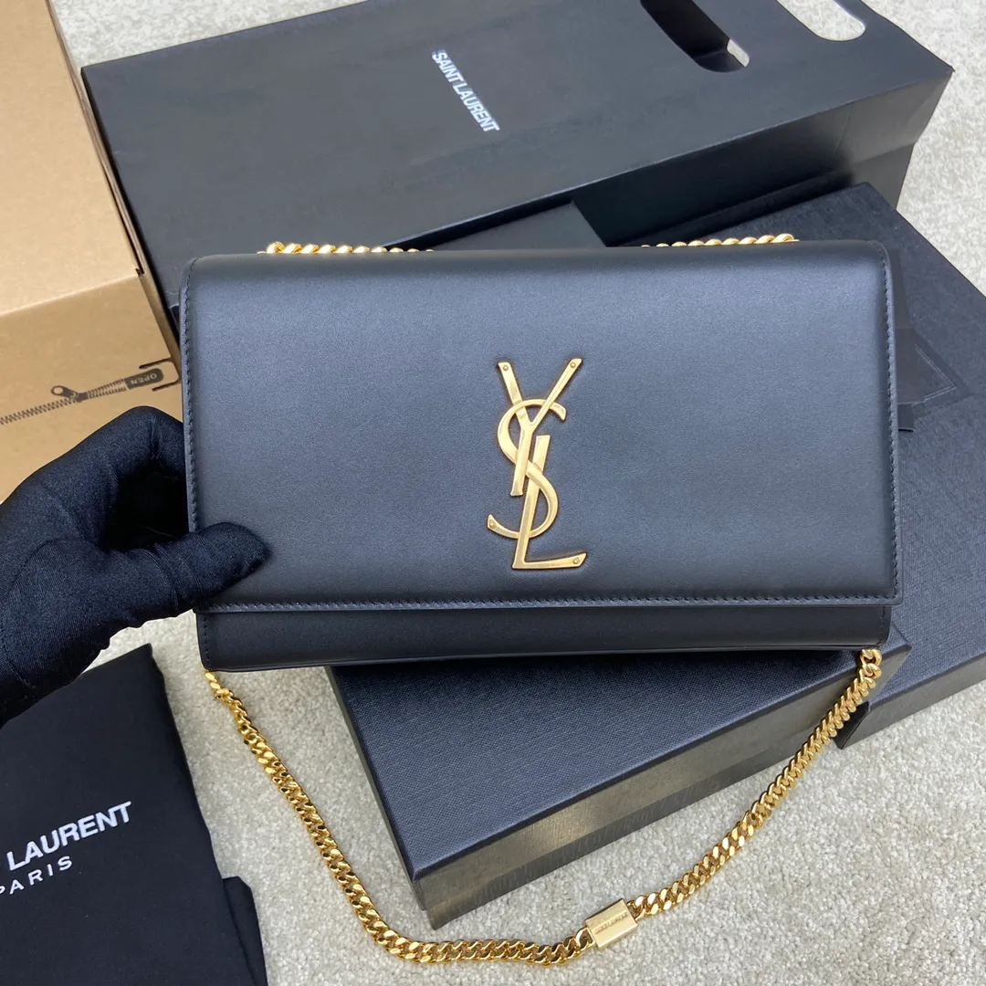 💰1260 South African black leather/gold buckle [original leather] 🌈Y’s most classic style Kate chain crossbody bag! A versatile style that is a must-have in every girl’s wardrobe! High-quality original South African cowhide, wear-resistant and scratch-resistant, no need to take special care of it💫Believe me, kate is definitely an eternal classic. No one would dare to call themselves fashionable without a Y family tassel bag👍20210630 Model: 354021 Size: 24*14.5*5.5cm