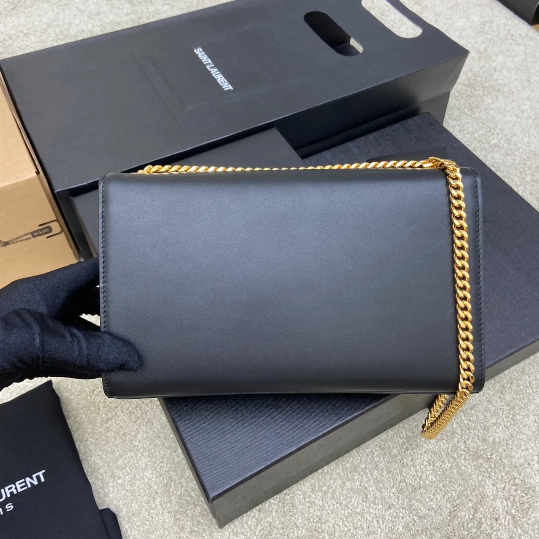 💰1260 South African black leather/gold buckle [original leather] 🌈Y’s most classic style Kate chain crossbody bag! A versatile style that is a must-have in every girl’s wardrobe! High-quality original South African cowhide, wear-resistant and scratch-resistant, no need to take special care of it💫Believe me, kate is definitely an eternal classic. No one would dare to call themselves fashionable without a Y family tassel bag👍20210630 Model: 354021 Size: 24*14.5*5.5cm