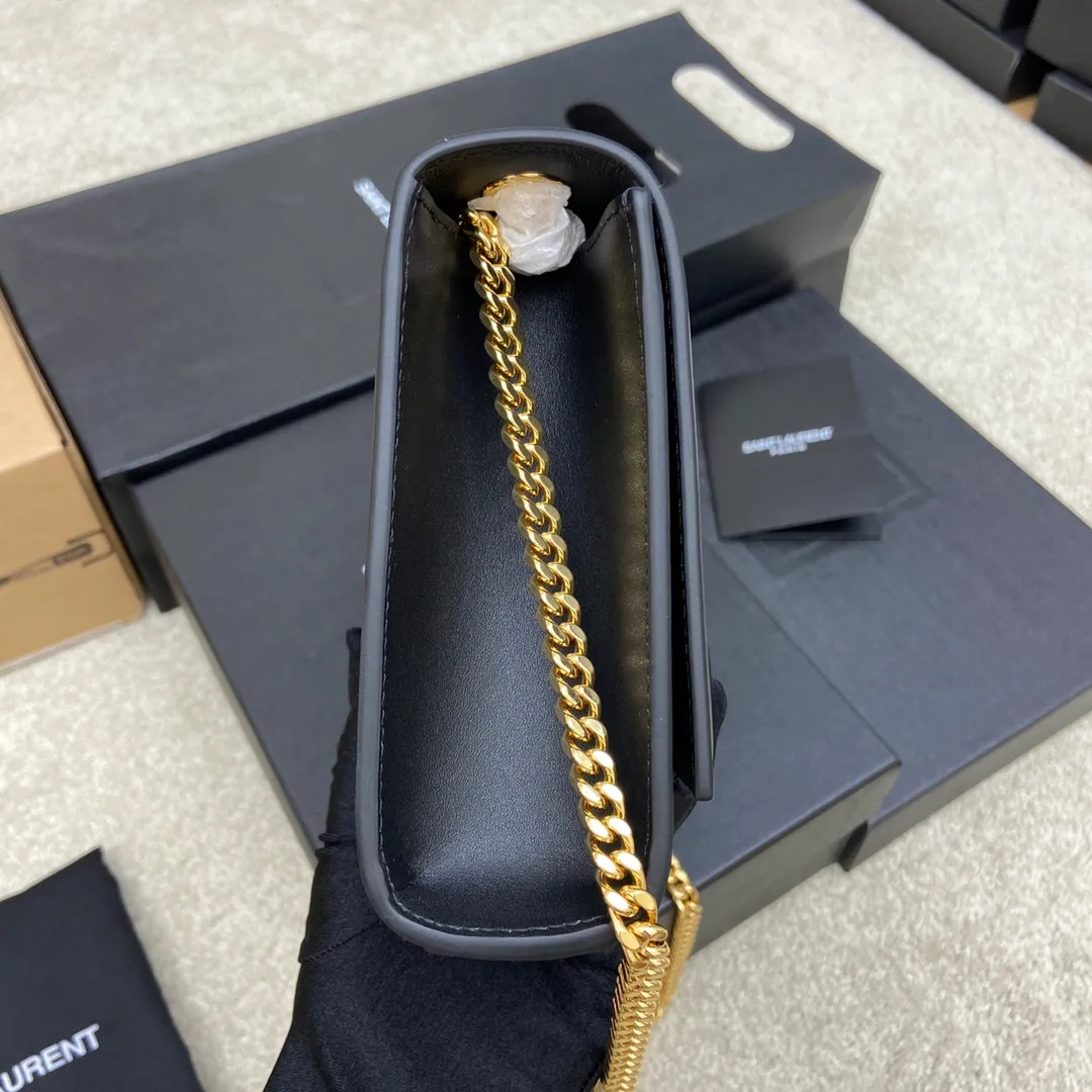 💰1260 South African black leather/gold buckle [original leather] 🌈Y’s most classic style Kate chain crossbody bag! A versatile style that is a must-have in every girl’s wardrobe! High-quality original South African cowhide, wear-resistant and scratch-resistant, no need to take special care of it💫Believe me, kate is definitely an eternal classic. No one would dare to call themselves fashionable without a Y family tassel bag👍20210630 Model: 354021 Size: 24*14.5*5.5cm
