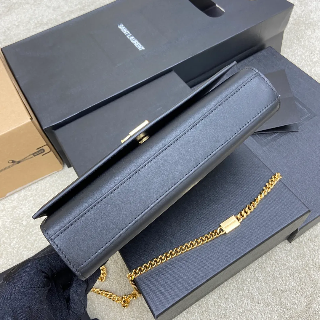 💰1260 South African black leather/gold buckle [original leather] 🌈Y’s most classic style Kate chain crossbody bag! A versatile style that is a must-have in every girl’s wardrobe! High-quality original South African cowhide, wear-resistant and scratch-resistant, no need to take special care of it💫Believe me, kate is definitely an eternal classic. No one would dare to call themselves fashionable without a Y family tassel bag👍20210630 Model: 354021 Size: 24*14.5*5.5cm
