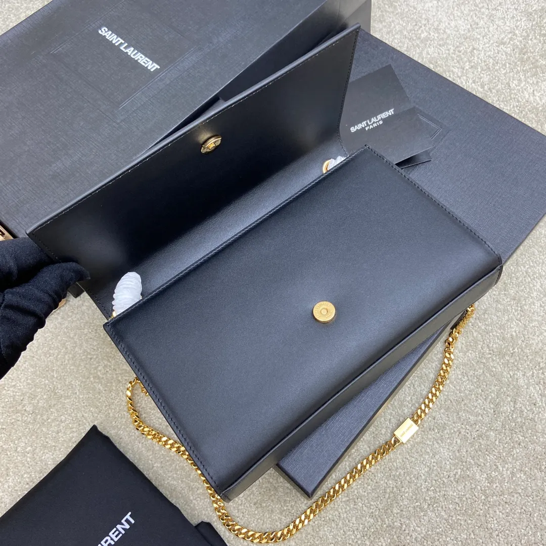 💰1260 South African black leather/gold buckle [original leather] 🌈Y’s most classic style Kate chain crossbody bag! A versatile style that is a must-have in every girl’s wardrobe! High-quality original South African cowhide, wear-resistant and scratch-resistant, no need to take special care of it💫Believe me, kate is definitely an eternal classic. No one would dare to call themselves fashionable without a Y family tassel bag👍20210630 Model: 354021 Size: 24*14.5*5.5cm