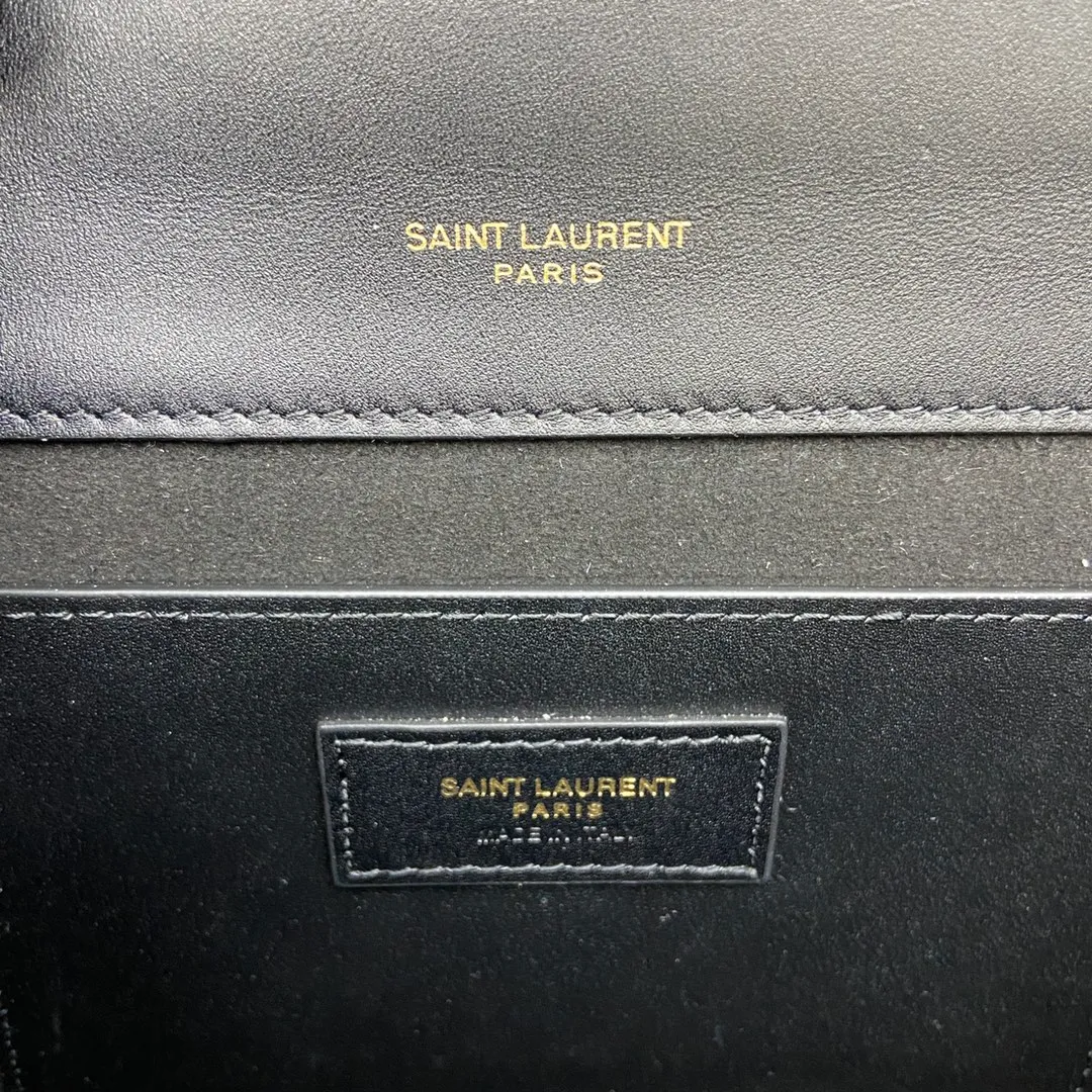 💰1260 South African black leather/gold buckle [original leather] 🌈Y’s most classic style Kate chain crossbody bag! A versatile style that is a must-have in every girl’s wardrobe! High-quality original South African cowhide, wear-resistant and scratch-resistant, no need to take special care of it💫Believe me, kate is definitely an eternal classic. No one would dare to call themselves fashionable without a Y family tassel bag👍20210630 Model: 354021 Size: 24*14.5*5.5cm