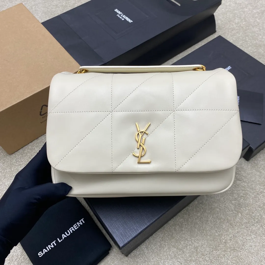 💰1760 milk white sheepskin/gold 🌈JAMIE 4.3 small original sheepskin handbag! Small bag in soft nappa leather with CARRE RIVE GAUCHE webbed topstitching. Lightweight and compact, with an adjustable sliding shoulder strap, it can be worn in a variety of ways. The bag is designed with a classic retro distressed version. It is very beautiful and fashionable, versatile for commuting, unexpectedly light and very practical! It can be carried by hand, carried on the shoulder or cross-body in various ways! An absolute must-have item! 20230880 Model: 763475 [original leather] Size: 26×15×7cm